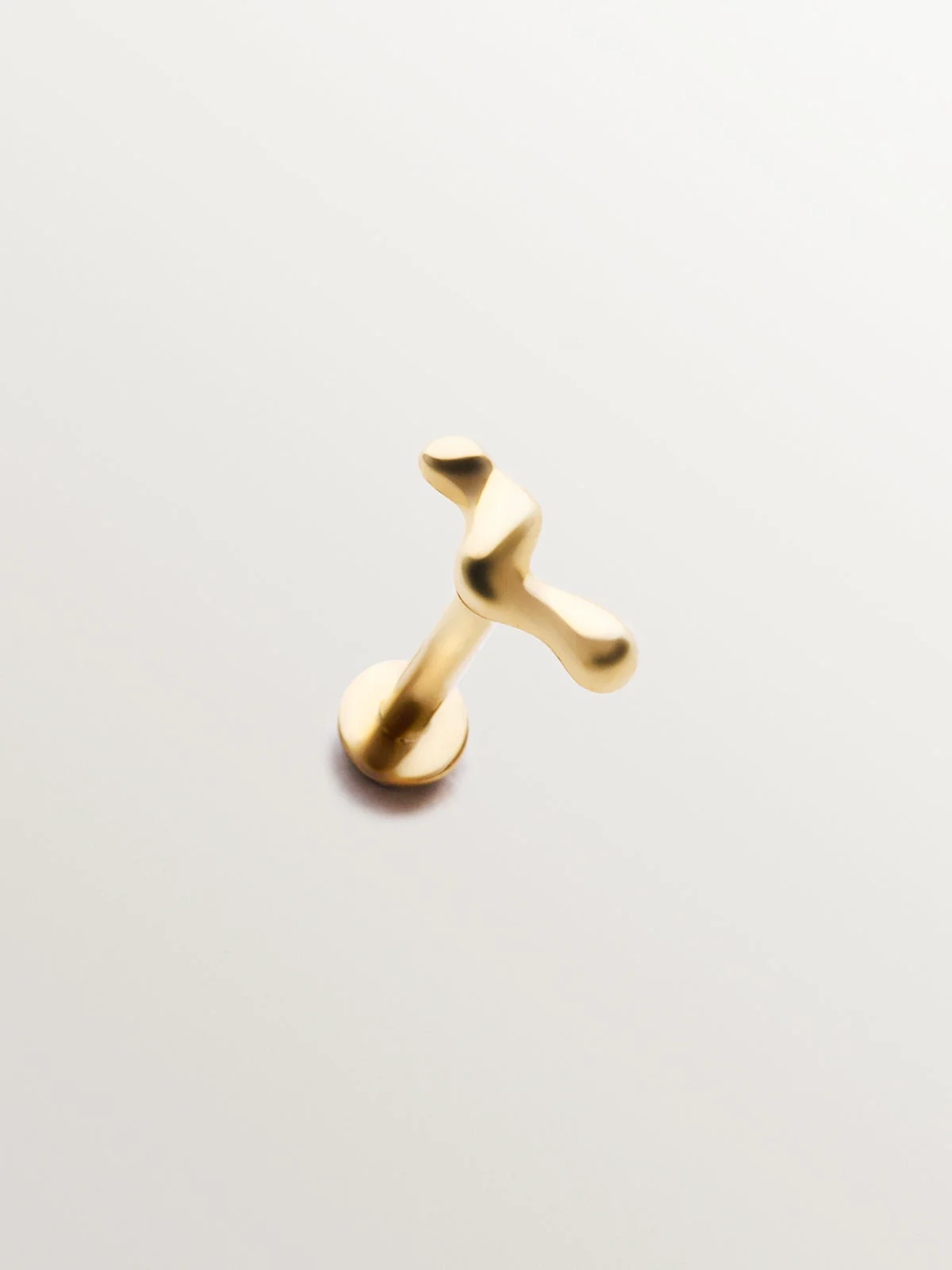 Piercing individual de oro amarillo de 18K con forma orgánica de ola - Image 6