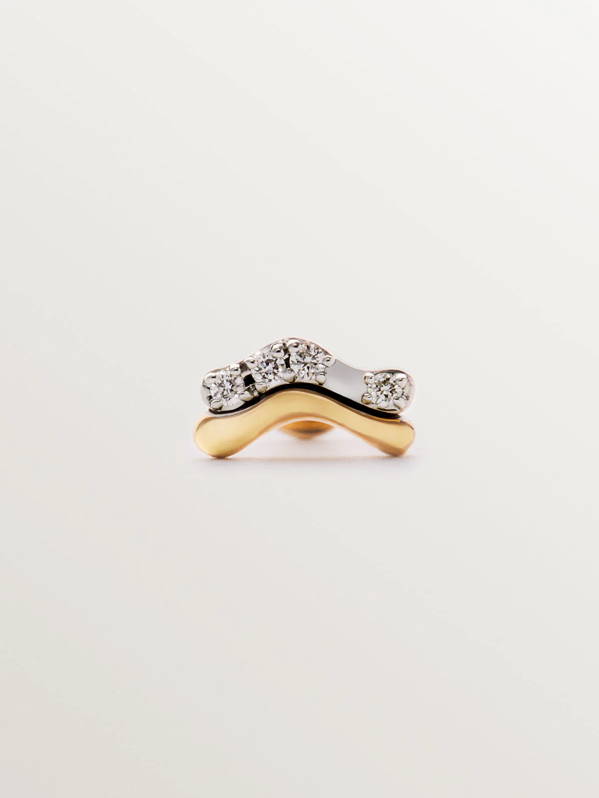 Piercing individual de oro amarillo y blanco de 18K con diamantes blancos en talla brillante.