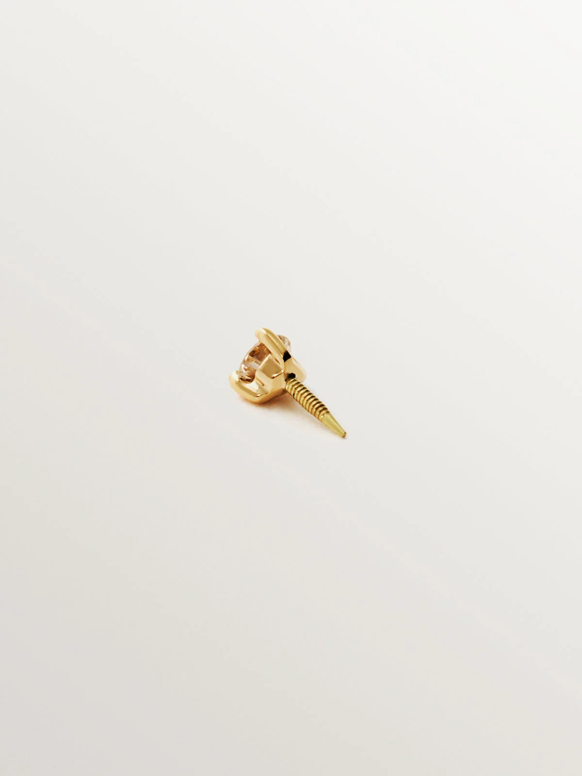 Piercing solitario de oro amarillo de 18K con diamante 0,04 cts - Image 3