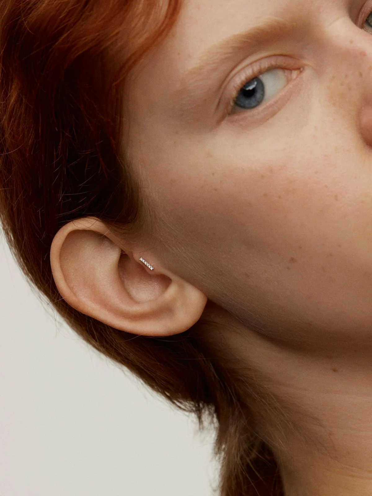 Piercing de oro blanco de 18K con diamantes en talla brillante de 0,02 cts - Image 2