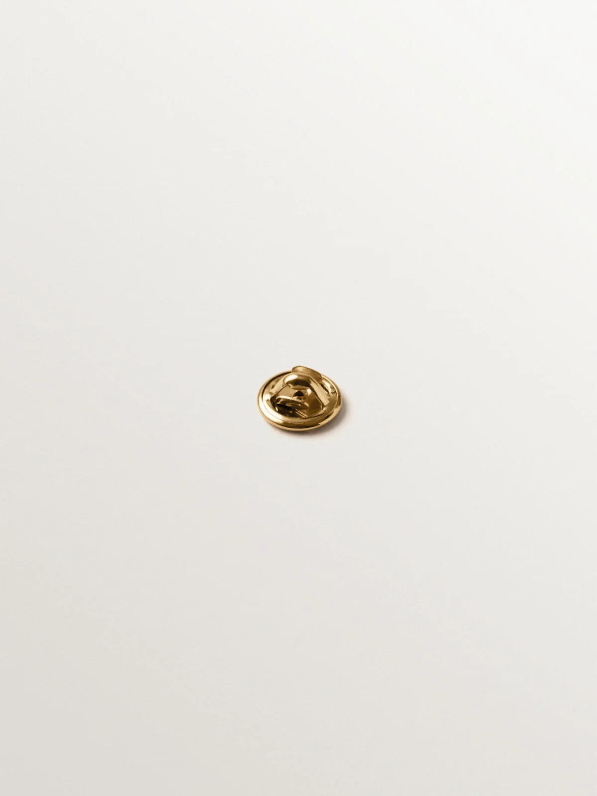 Pin bañado en oro amarillo con cristal y forma de escarabajo - Image 3