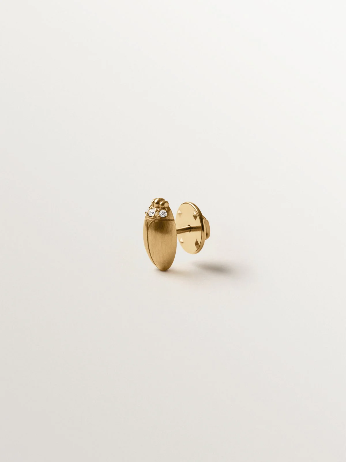 Pin bañado en oro amarillo con cristal y forma de escarabajo - Image 5