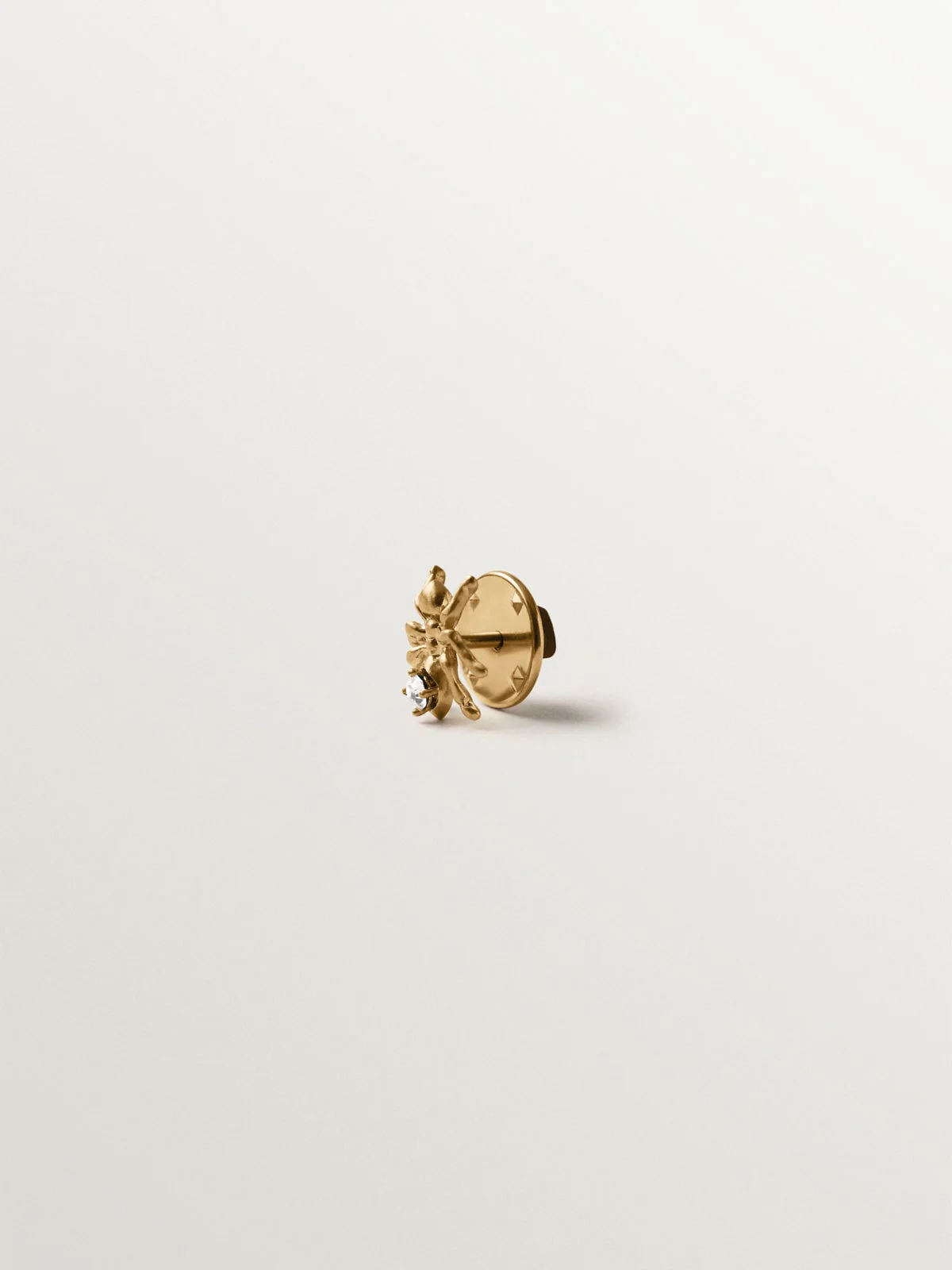 Pin bañado en oro amarillo con cristal y forma de hormiga - Image 5