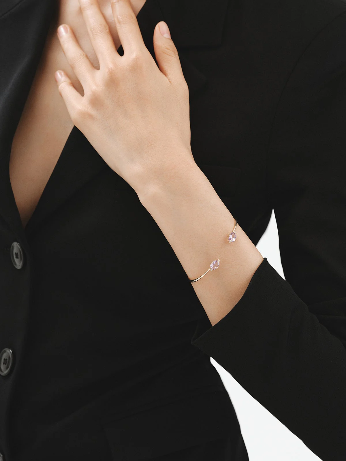 Pulsera abierta de oro amarillo de 9K con amatistas rosas y diamantes - Image 4