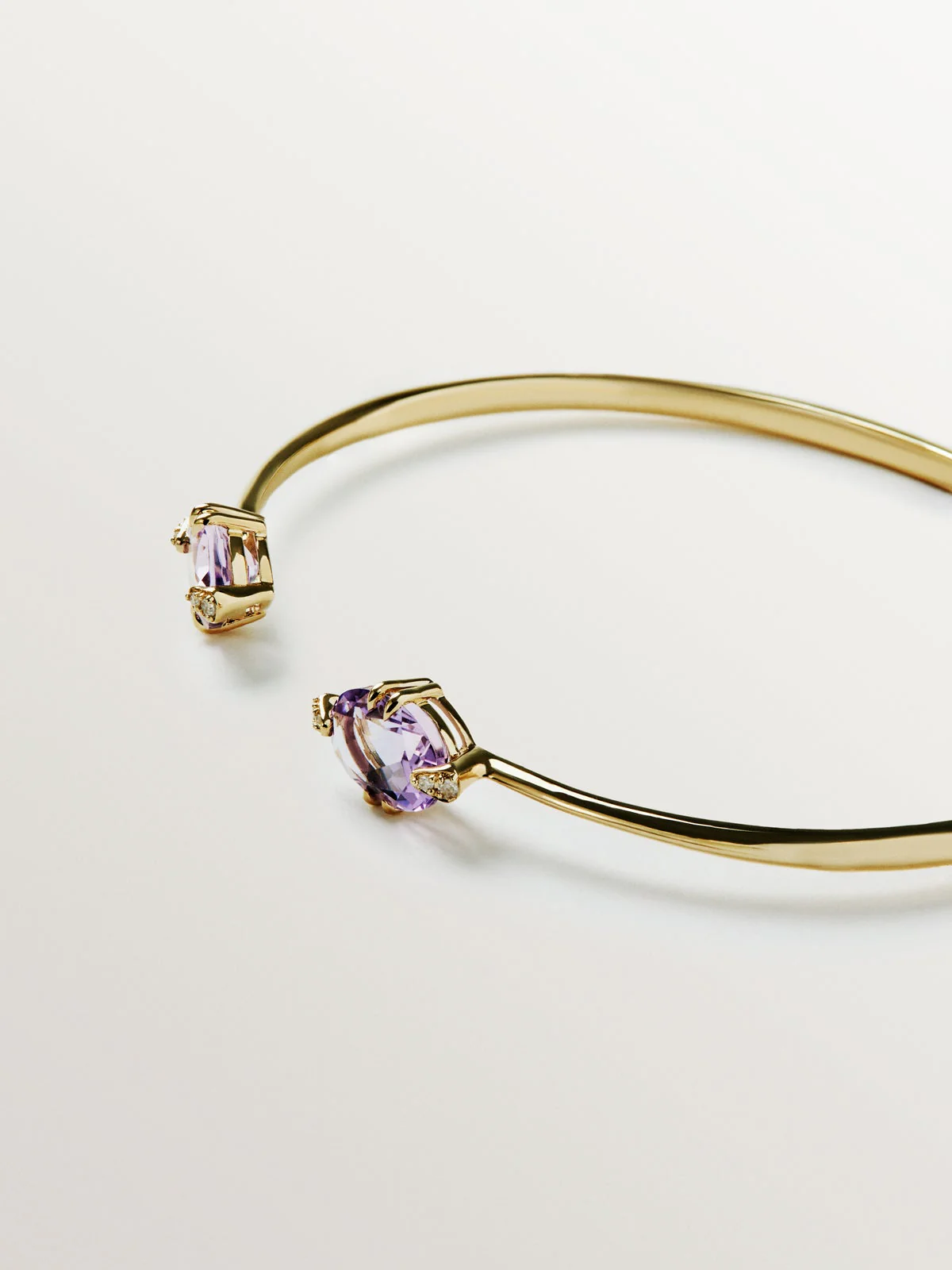 Pulsera abierta de oro amarillo de 9K con amatistas rosas y diamantes - Image 5