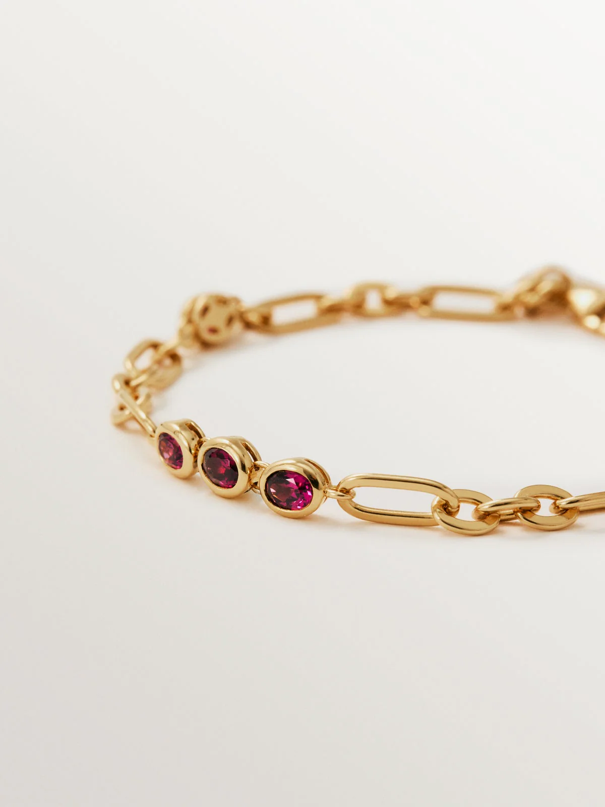 Pulsera de cadena de plata 925 bañada en oro amarillo de 18K con rodolitas rojas - Image 3