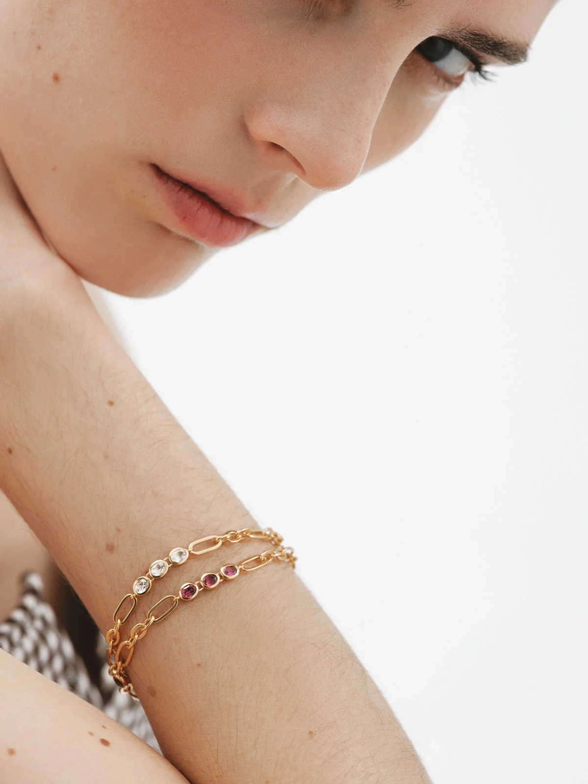 Pulsera de cadena de plata 925 bañada en oro amarillo de 18K con rodolitas rojas - Image 6