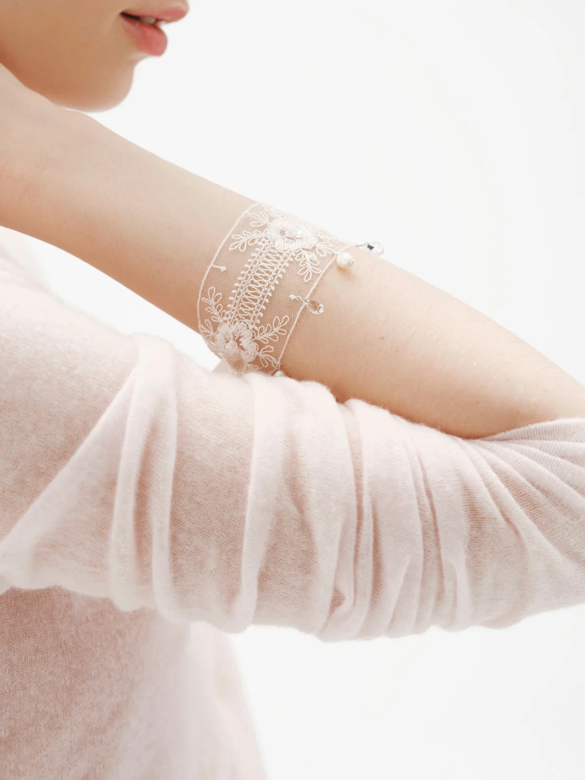 Pulsera de encaje con perlas y cristales - Image 2