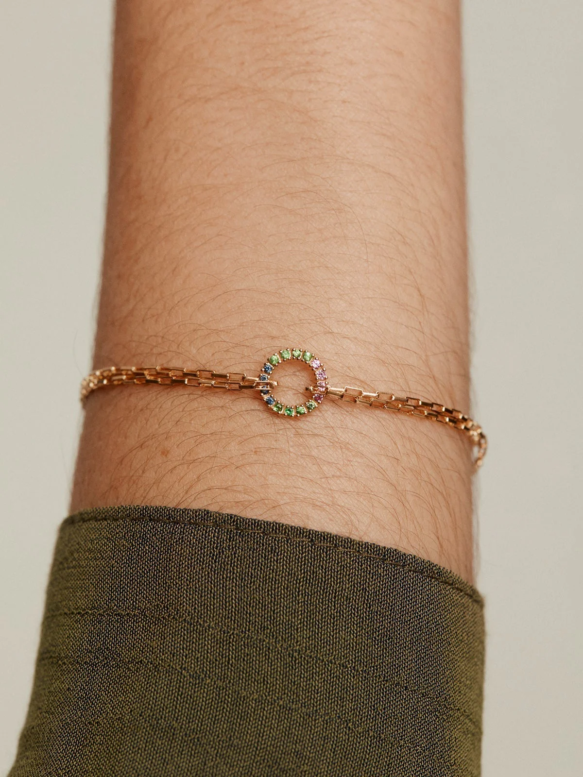 Pulsera de eslabones forza de plata 925 bañada en oro amarillo de 18K con aro de piedras multicolor - Image 2