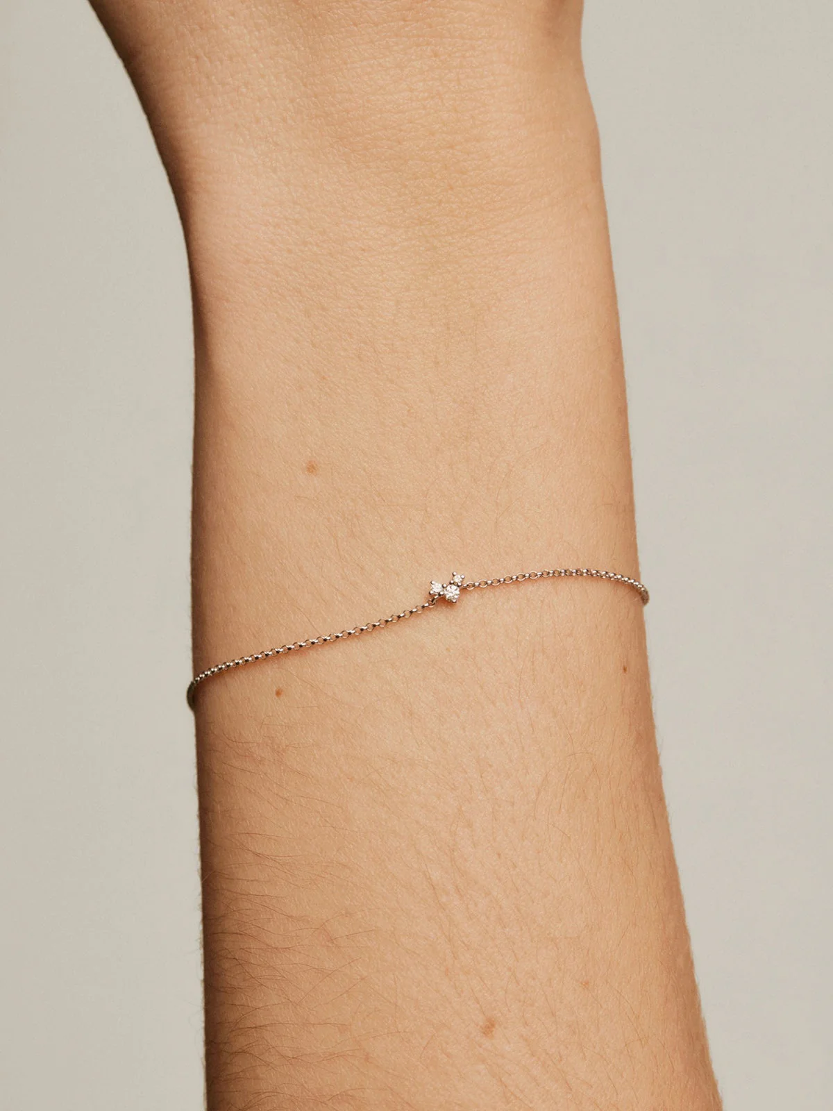 Pulsera de eslabones rolo de oro blanco de 9K con 3 diamantes - Image 2