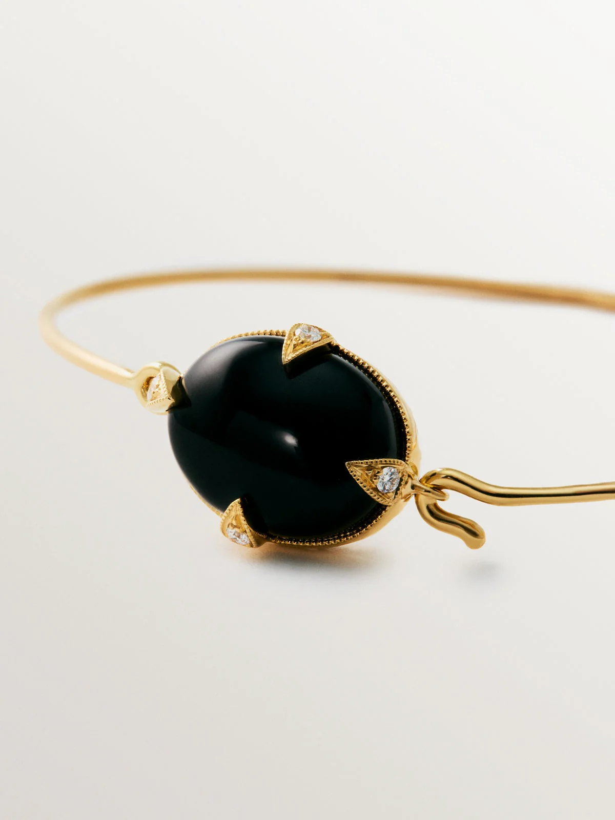 Pulsera de oro amarillo de 18K con ónix negro y diamantes en talla brillante - Image 3