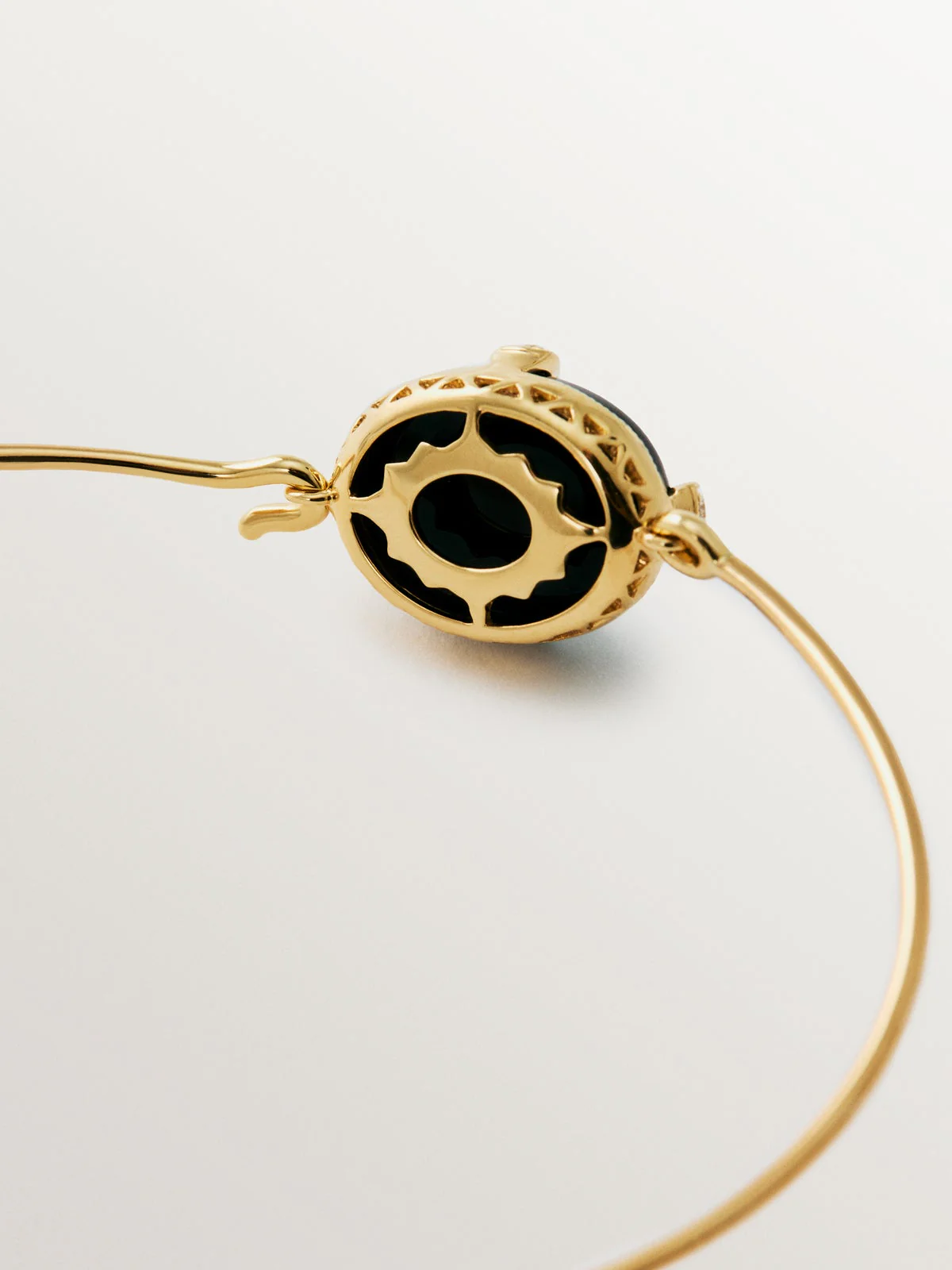 Pulsera de oro amarillo de 18K con ónix negro y diamantes en talla brillante - Image 5