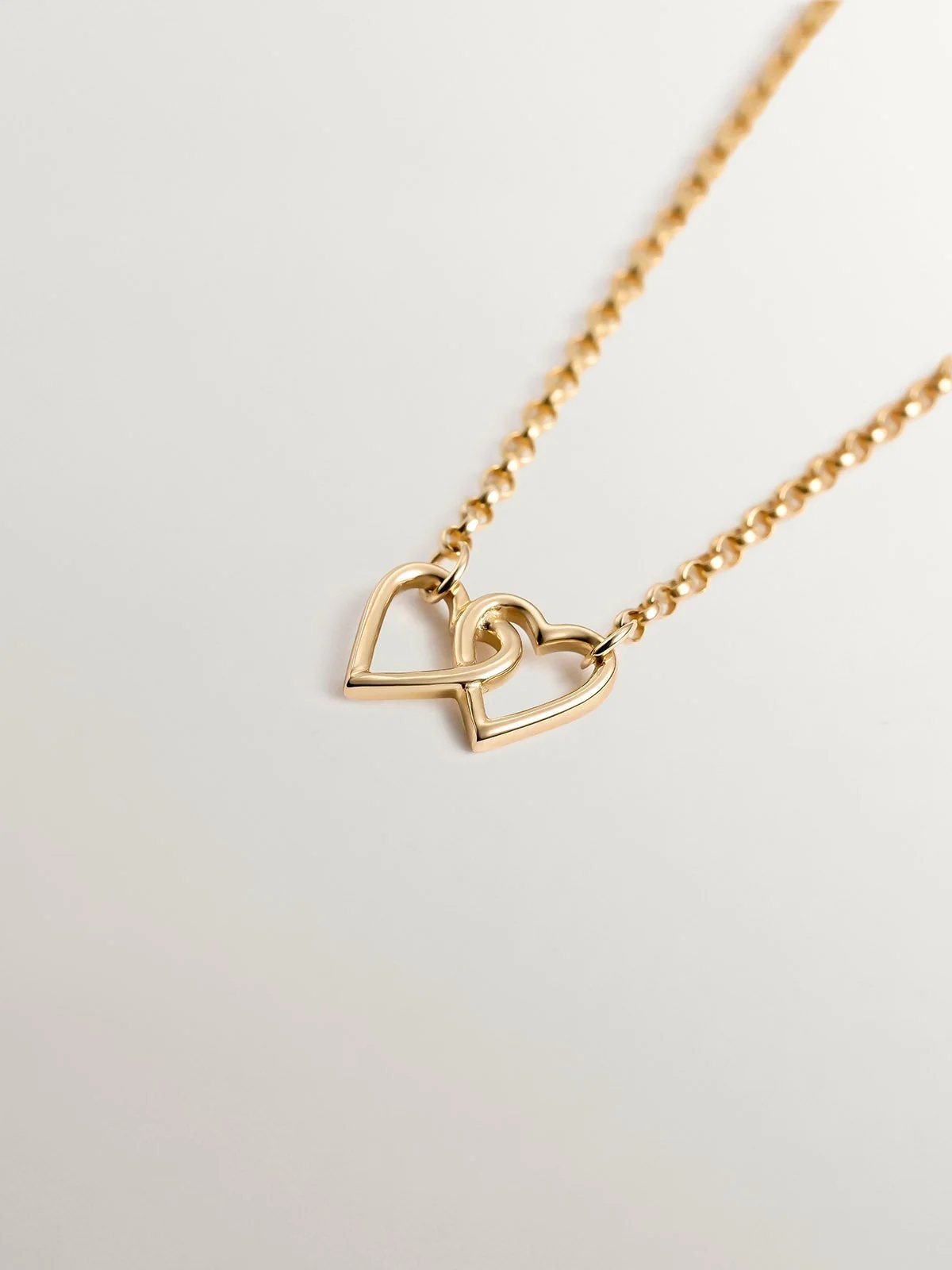 Pulsera de oro amarillo de 9K con corazones entrelazados - Image 3