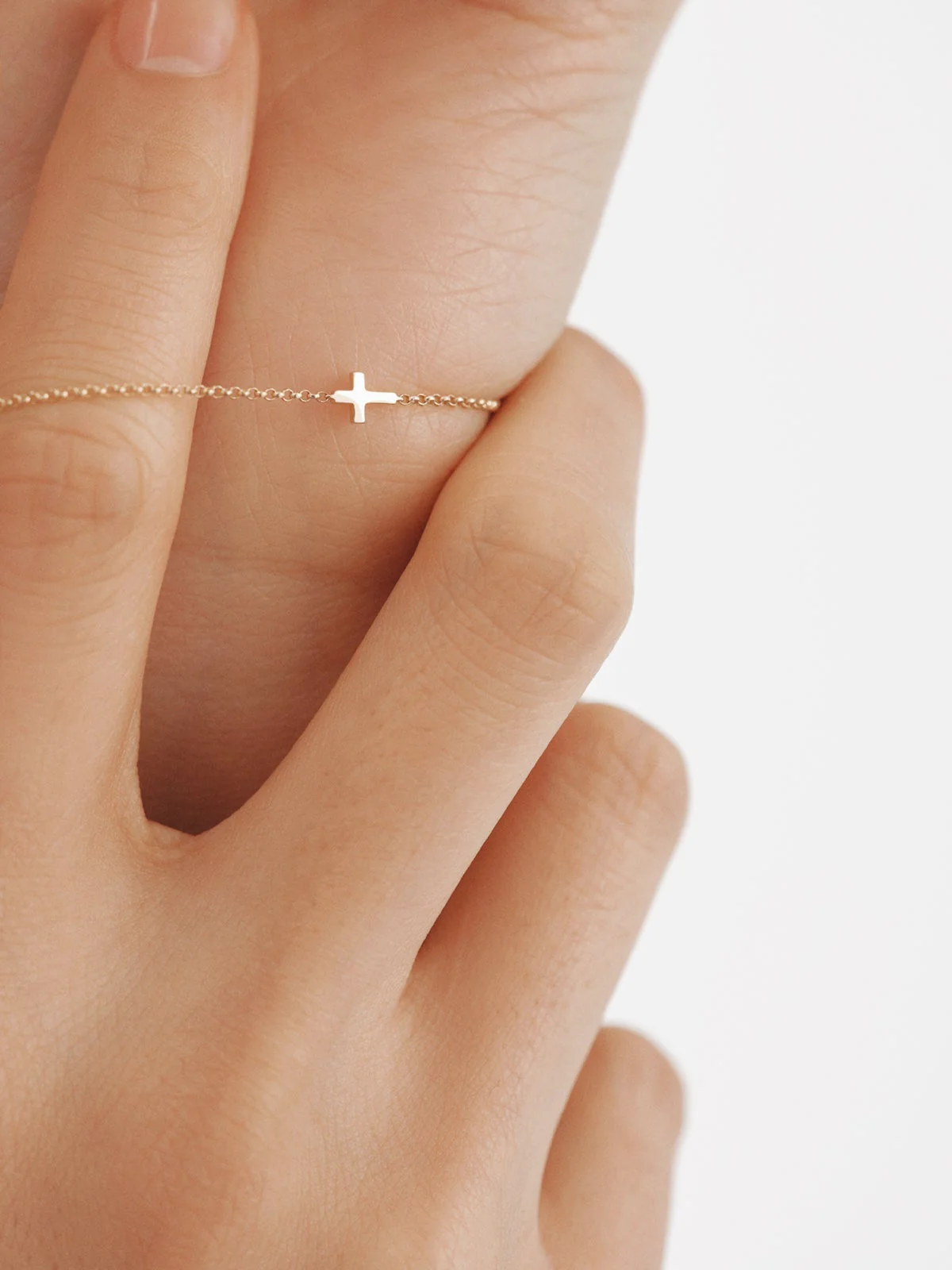 Pulsera de oro amarillo de 9K con cruz - Image 2