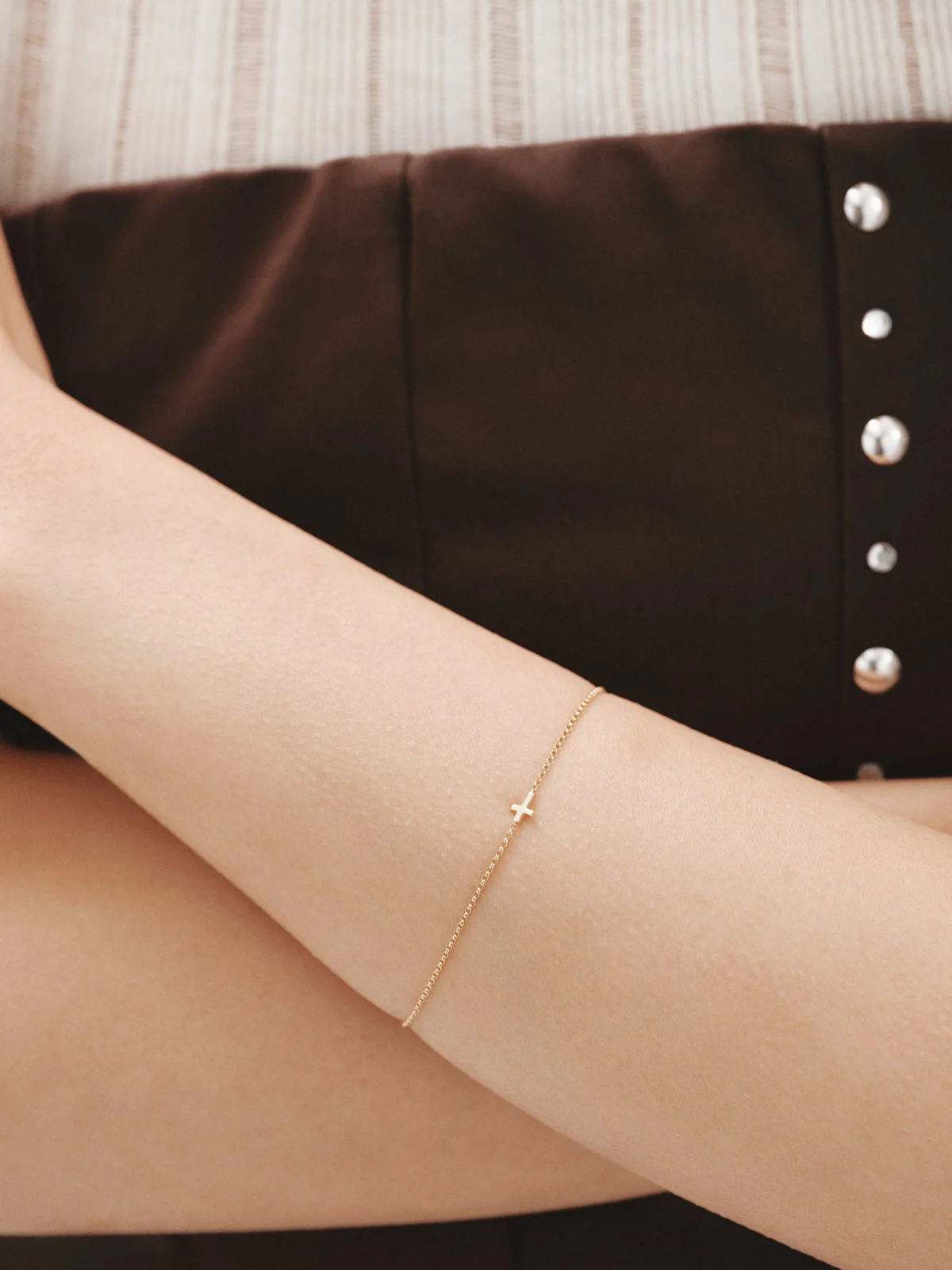 Pulsera de oro amarillo de 9K con cruz - Image 4
