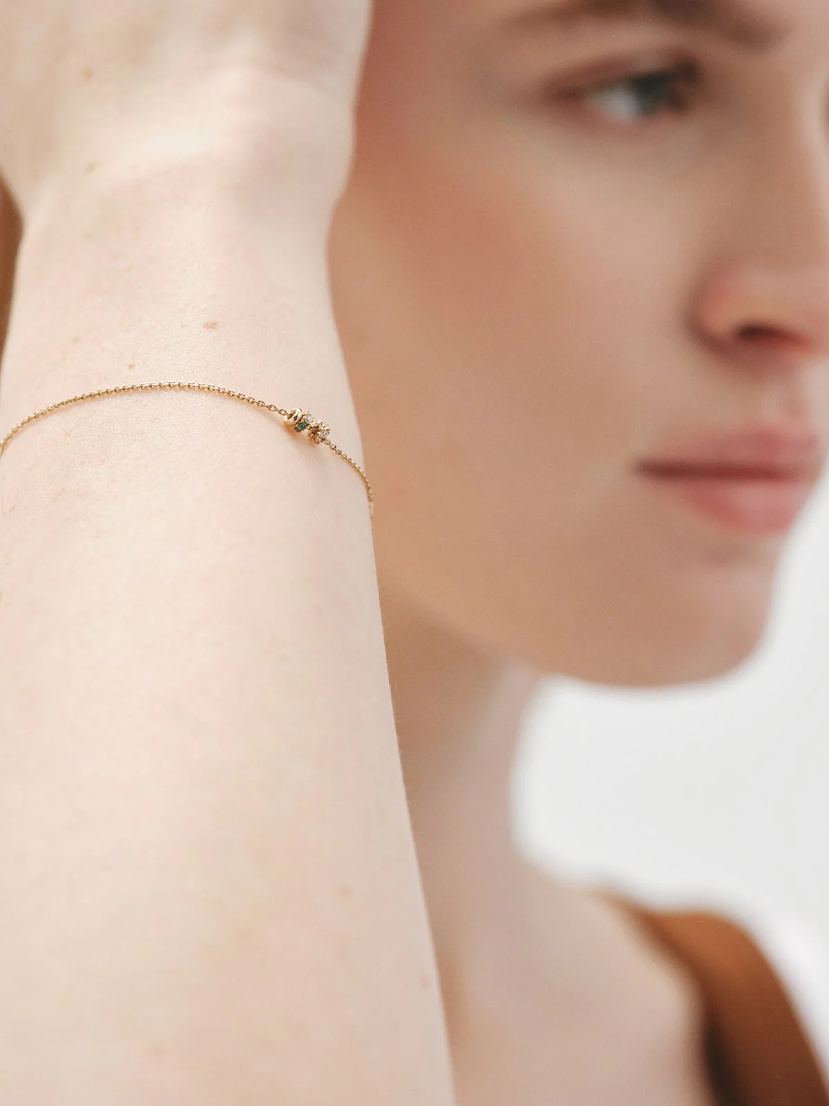 Pulsera de oro amarillo de 9K con esmeraldas y diamantes - Image 4