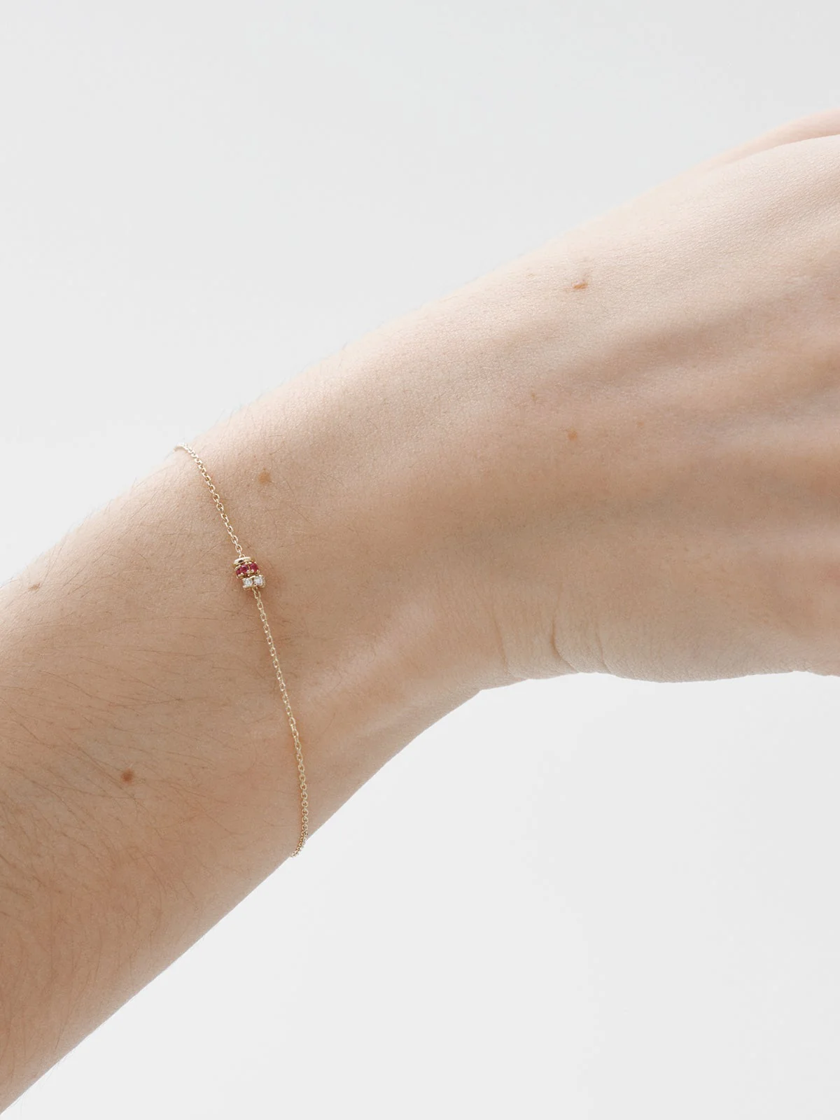 Pulsera de oro amarillo de 9K con rubís y diamantes - Image 2