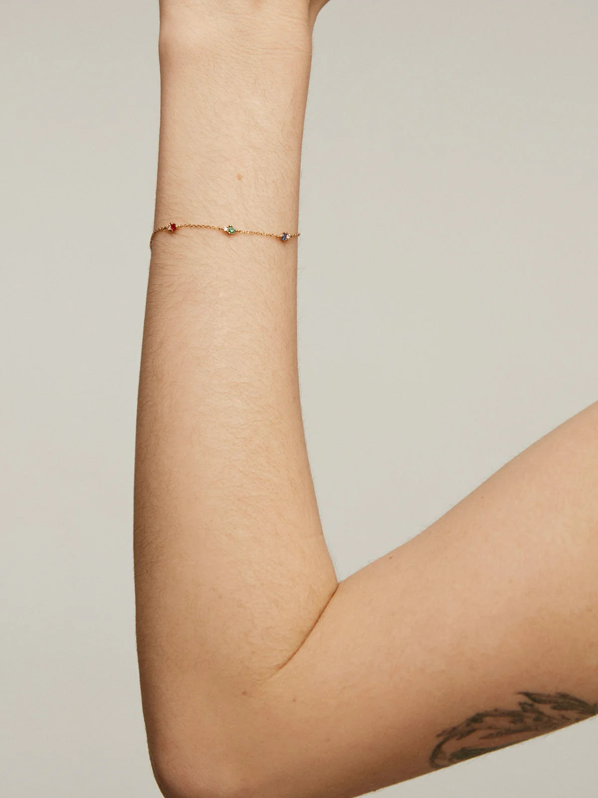 Pulsera de oro amarillo de 9K con zafiro, esmeralda, rubí y diamantes - Image 2