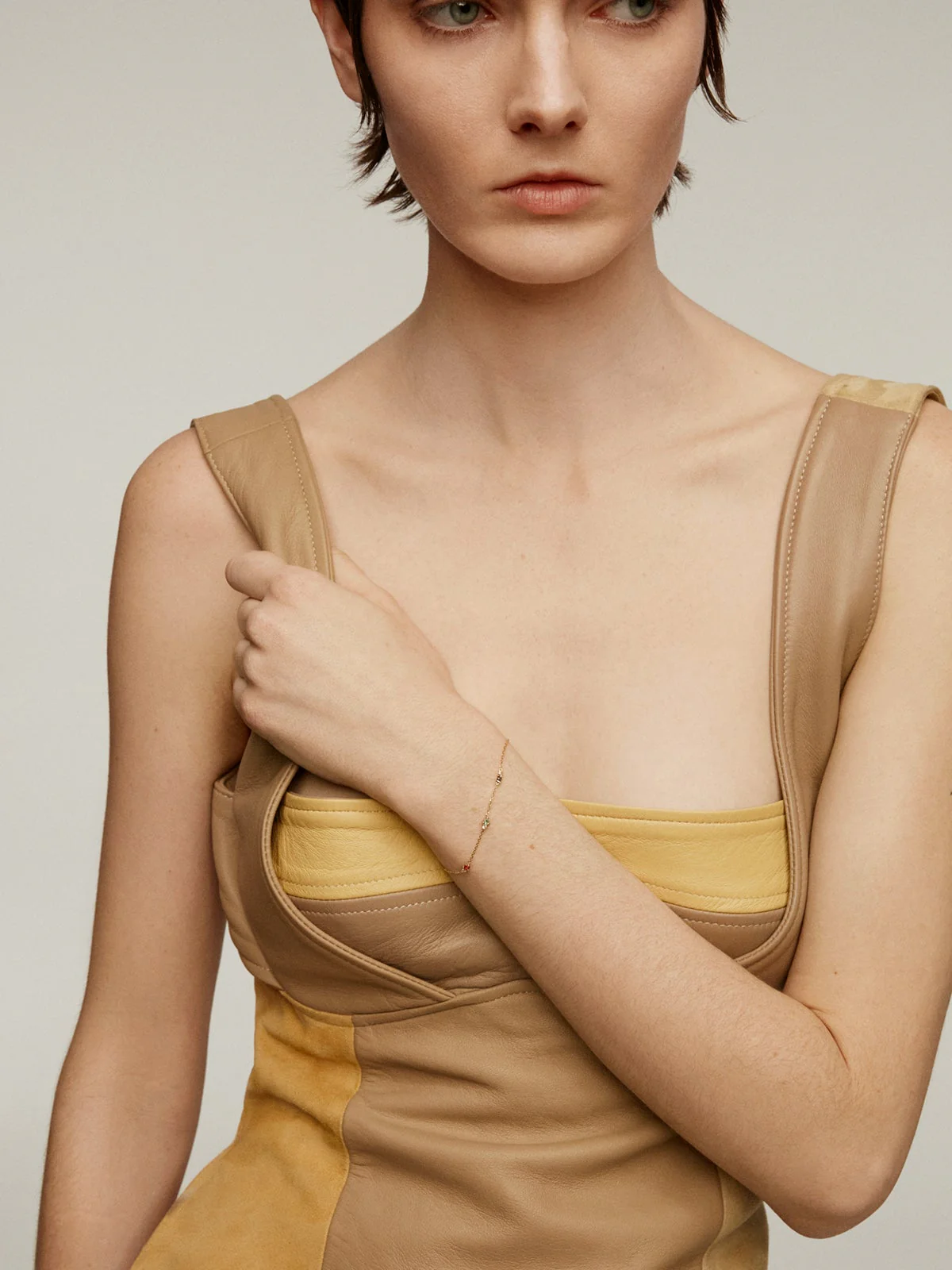 Pulsera de oro amarillo de 9K con zafiro, esmeralda, rubí y diamantes - Image 4
