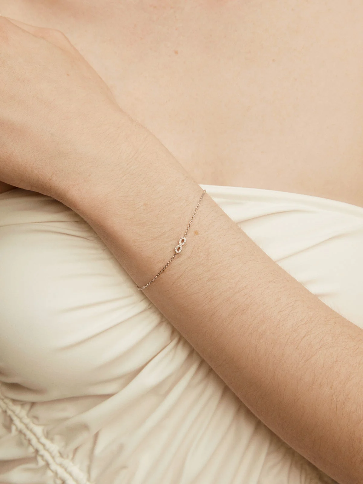 Pulsera de oro blanco de 18K con infinito y diamantes - Image 2