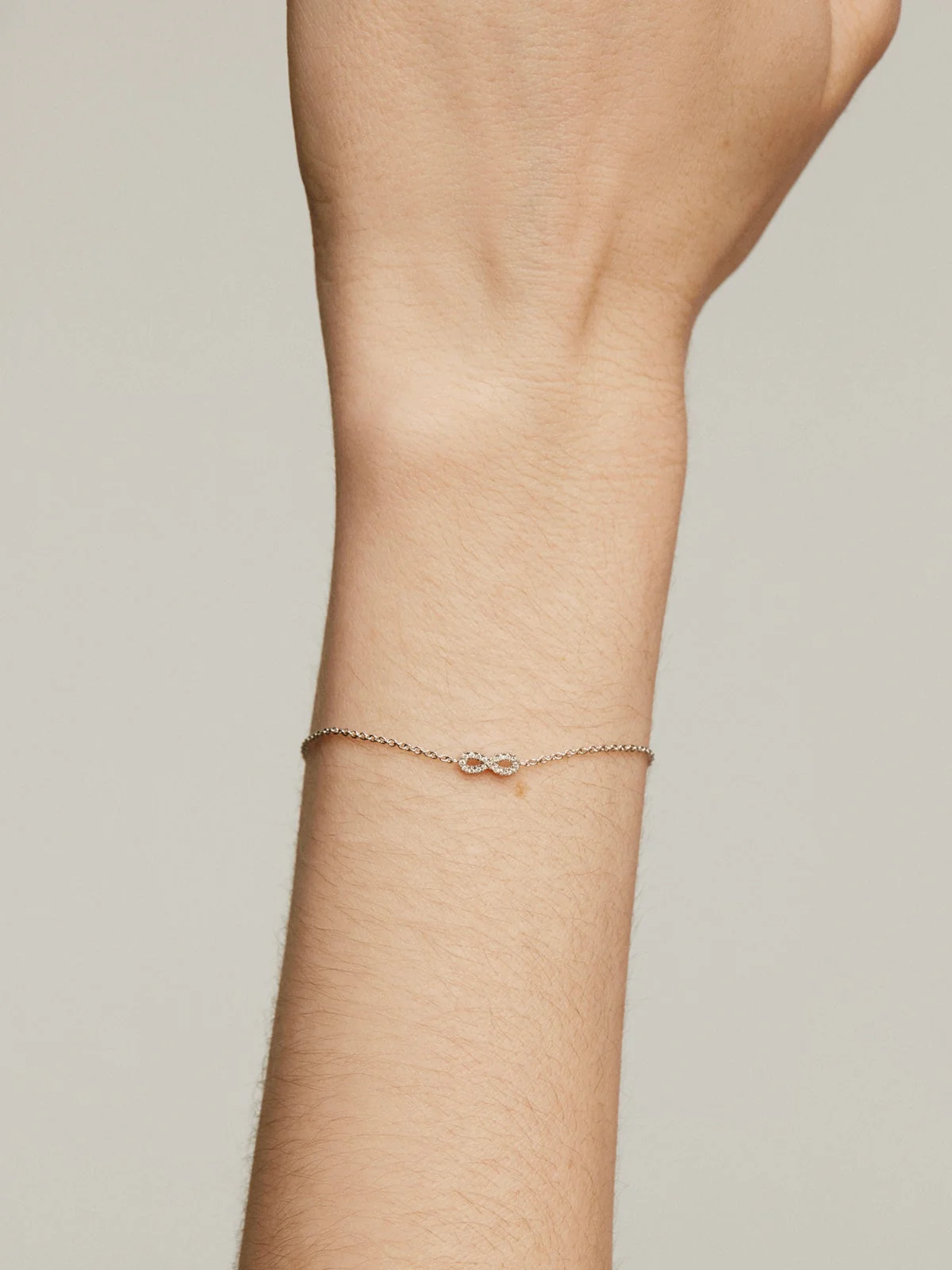 Pulsera de oro blanco de 18K con infinito y diamantes - Image 4