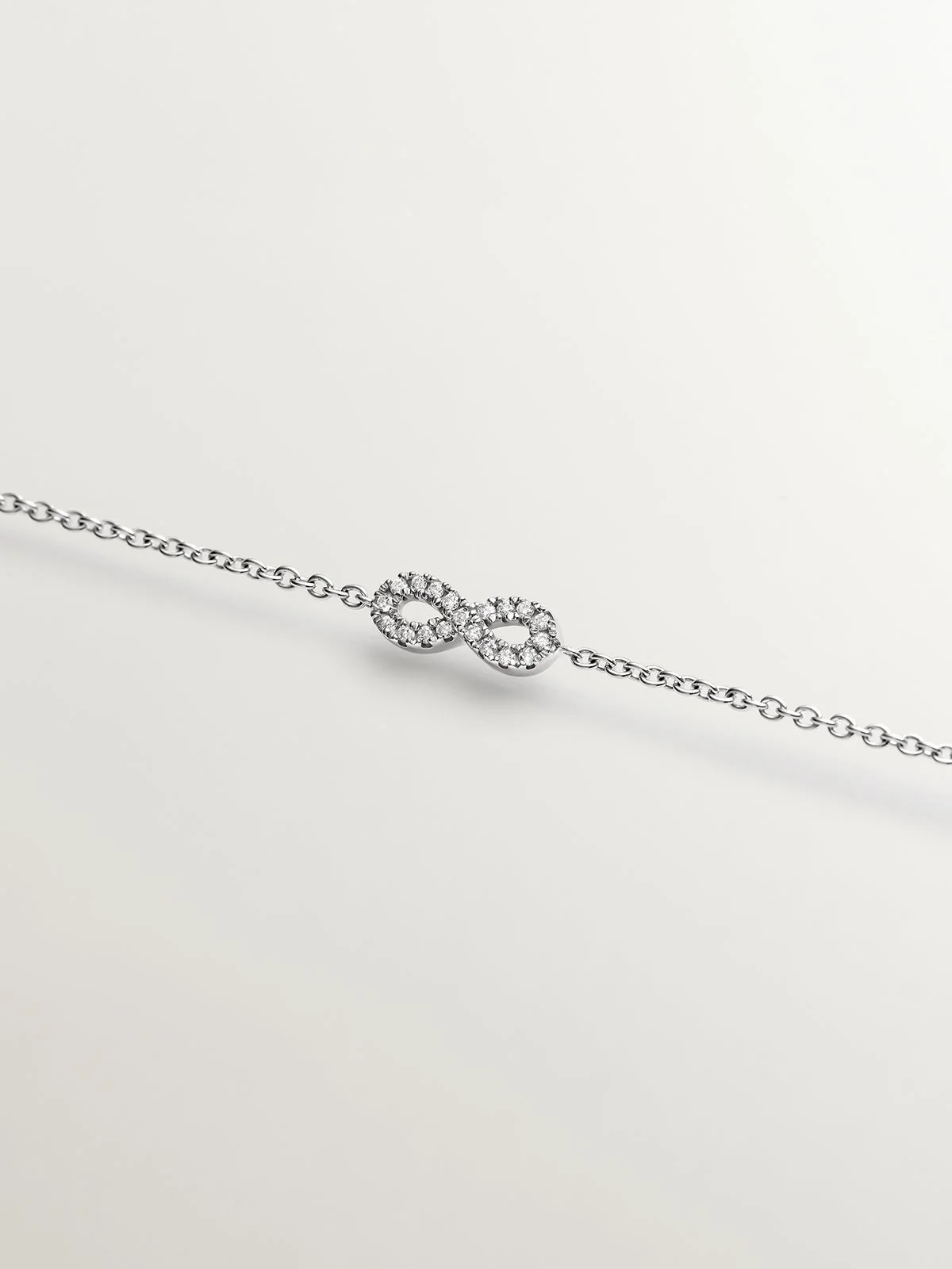 Pulsera de oro blanco de 18K con infinito y diamantes - Image 3