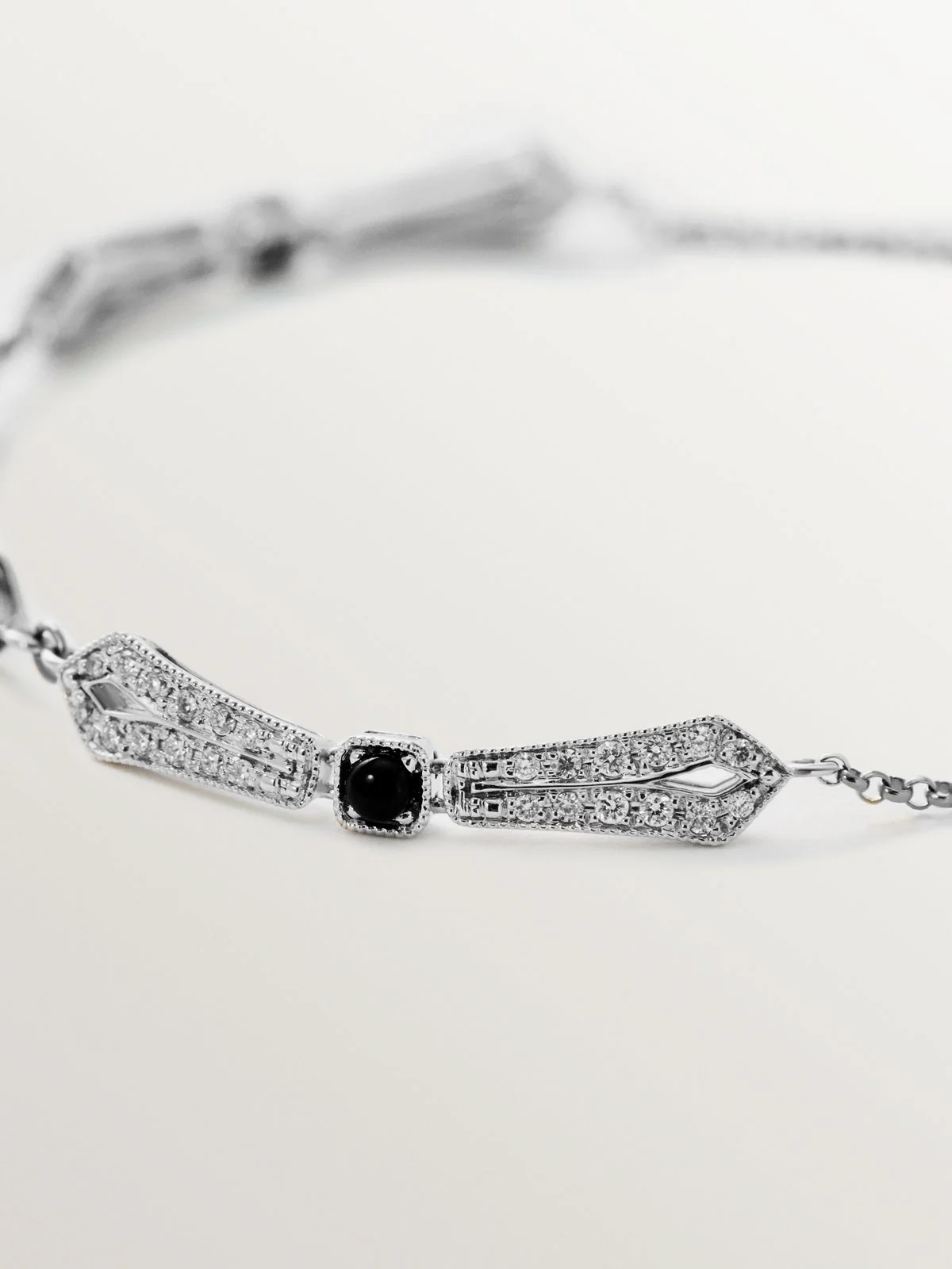 Pulsera de oro blanco de 18K con ónix negro y diamantes en talla brillante - Image 5