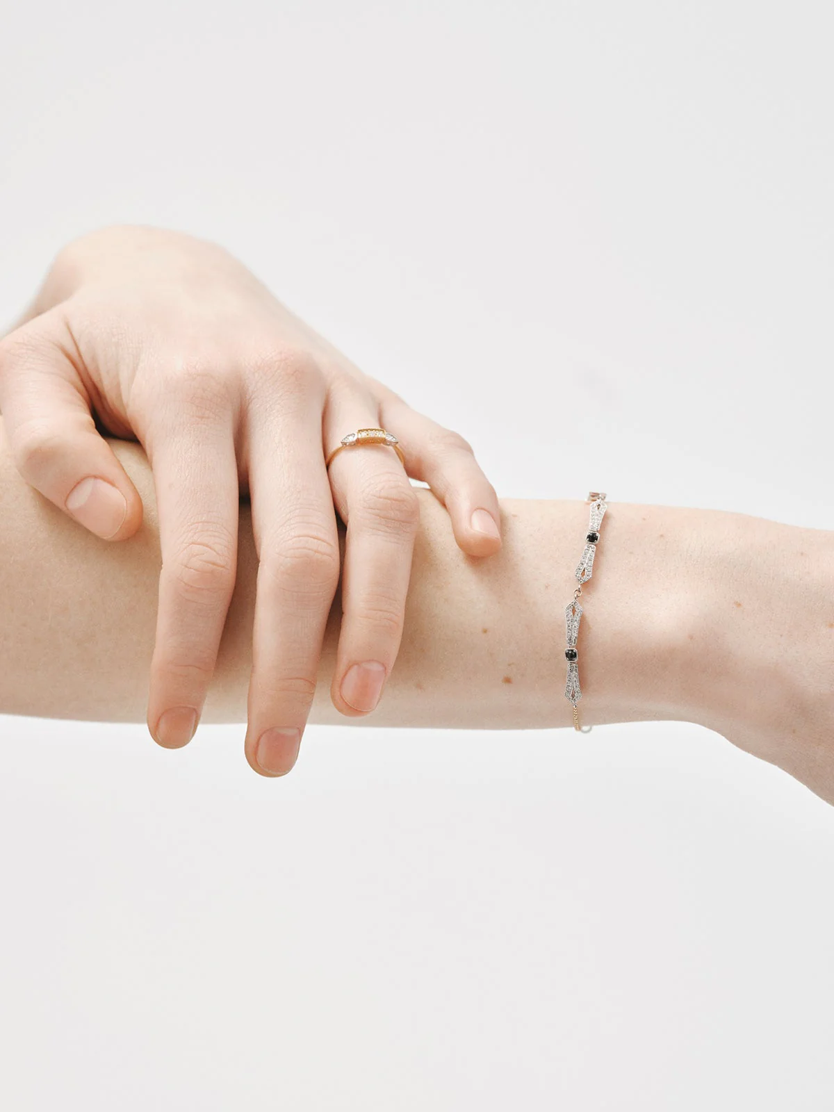 Pulsera de oro blanco de 18K con ónix negro y diamantes en talla brillante - Image 6