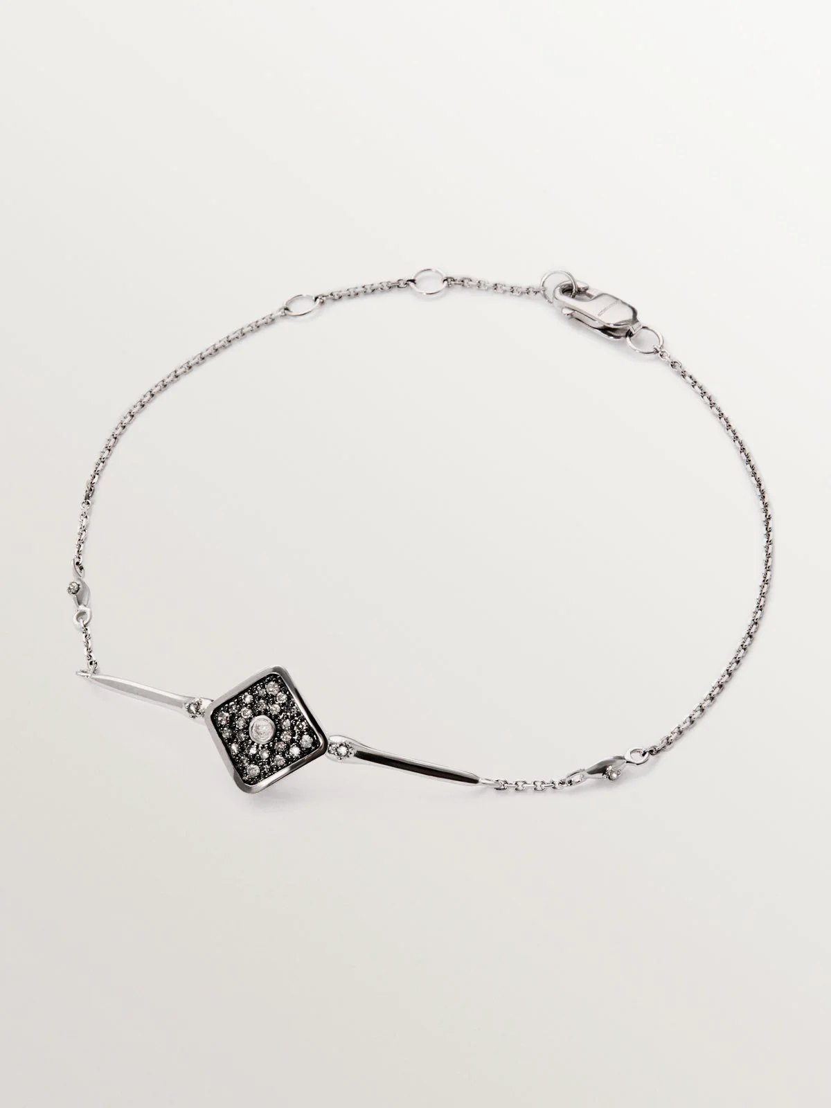Pulsera de oro blanco de 9K con forma rombo y diamantes