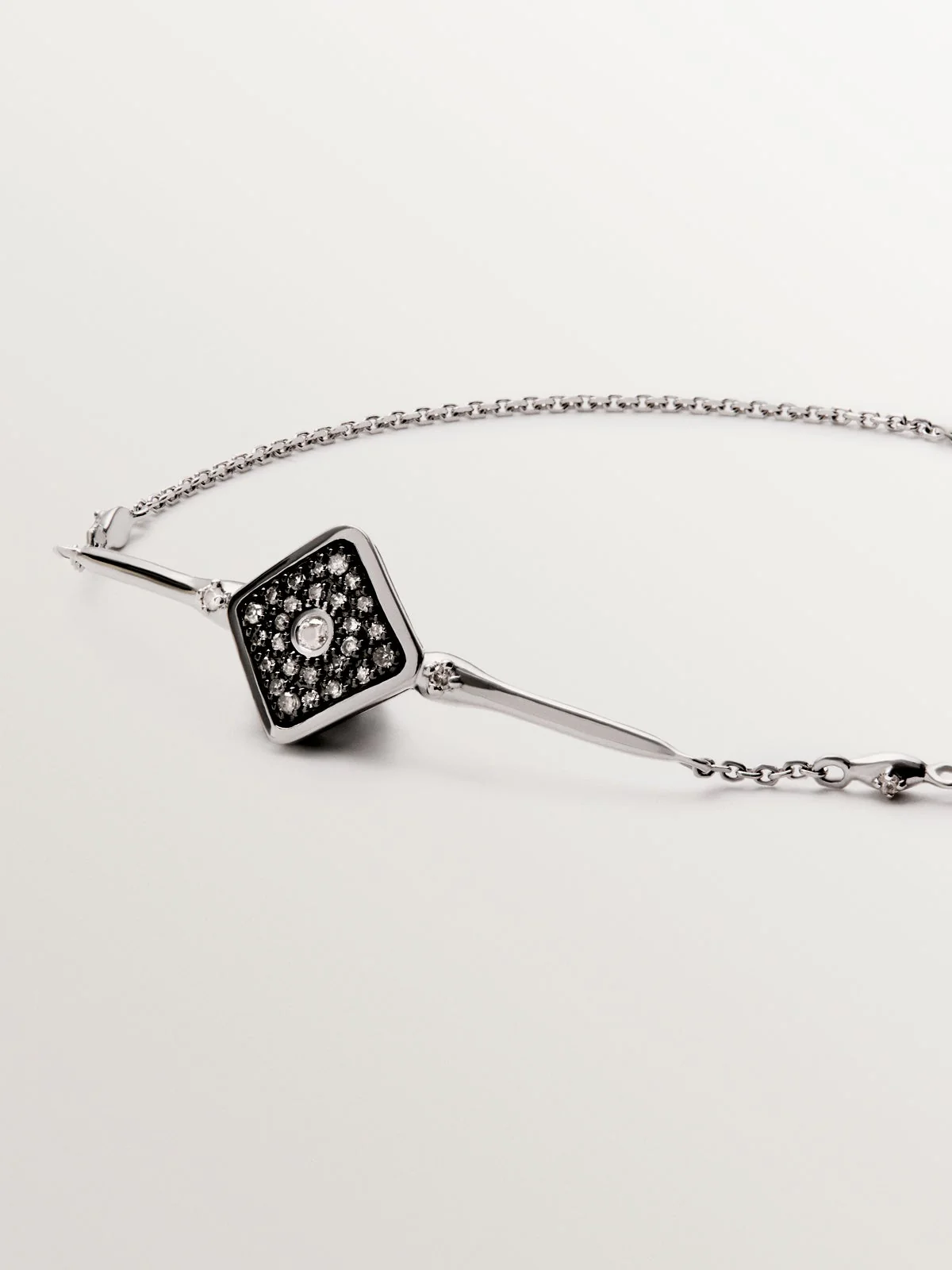 Pulsera de oro blanco de 9K con forma rombo y diamantes - Image 3