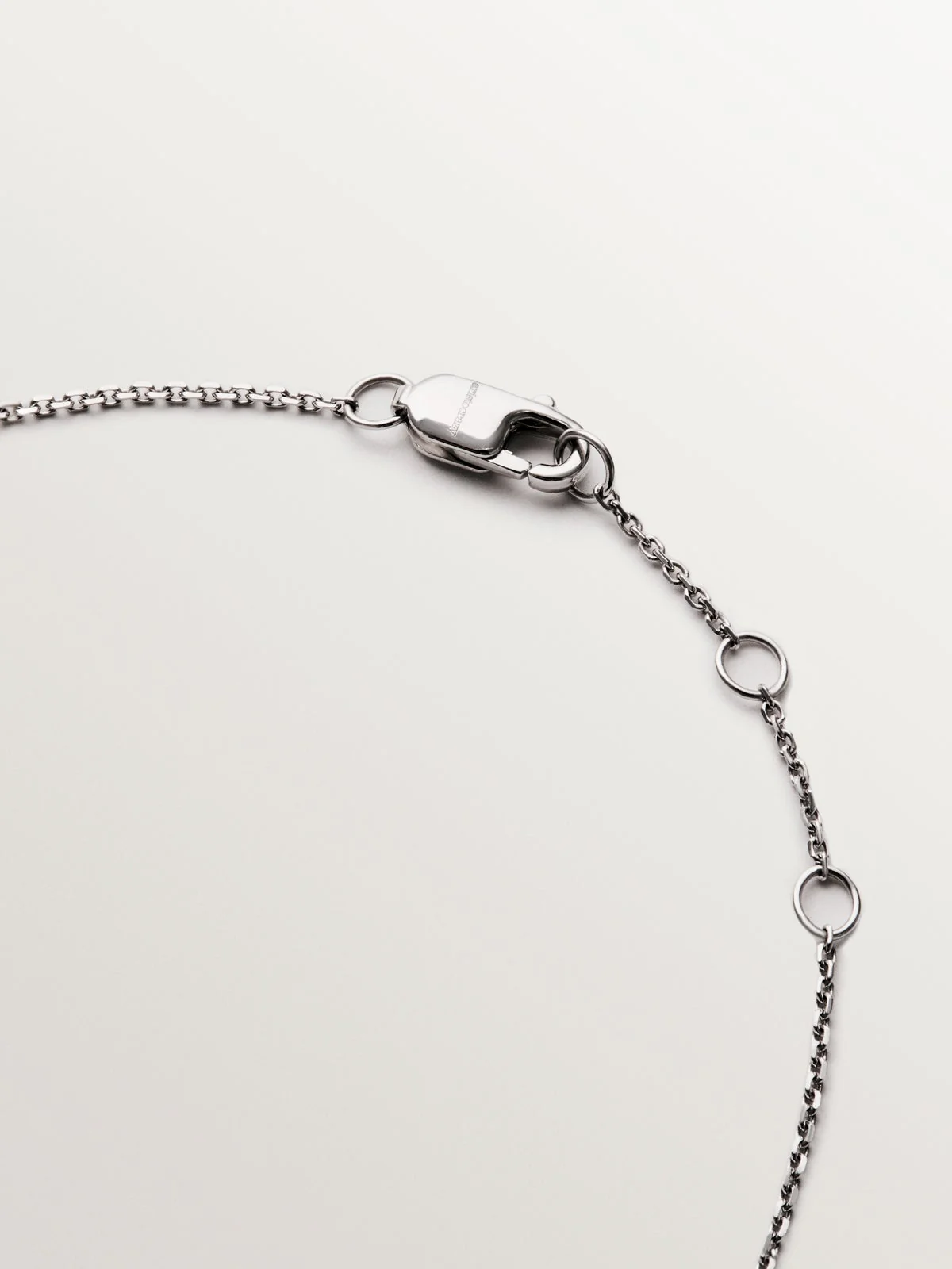 Pulsera de oro blanco de 9K con forma rombo y diamantes - Image 5