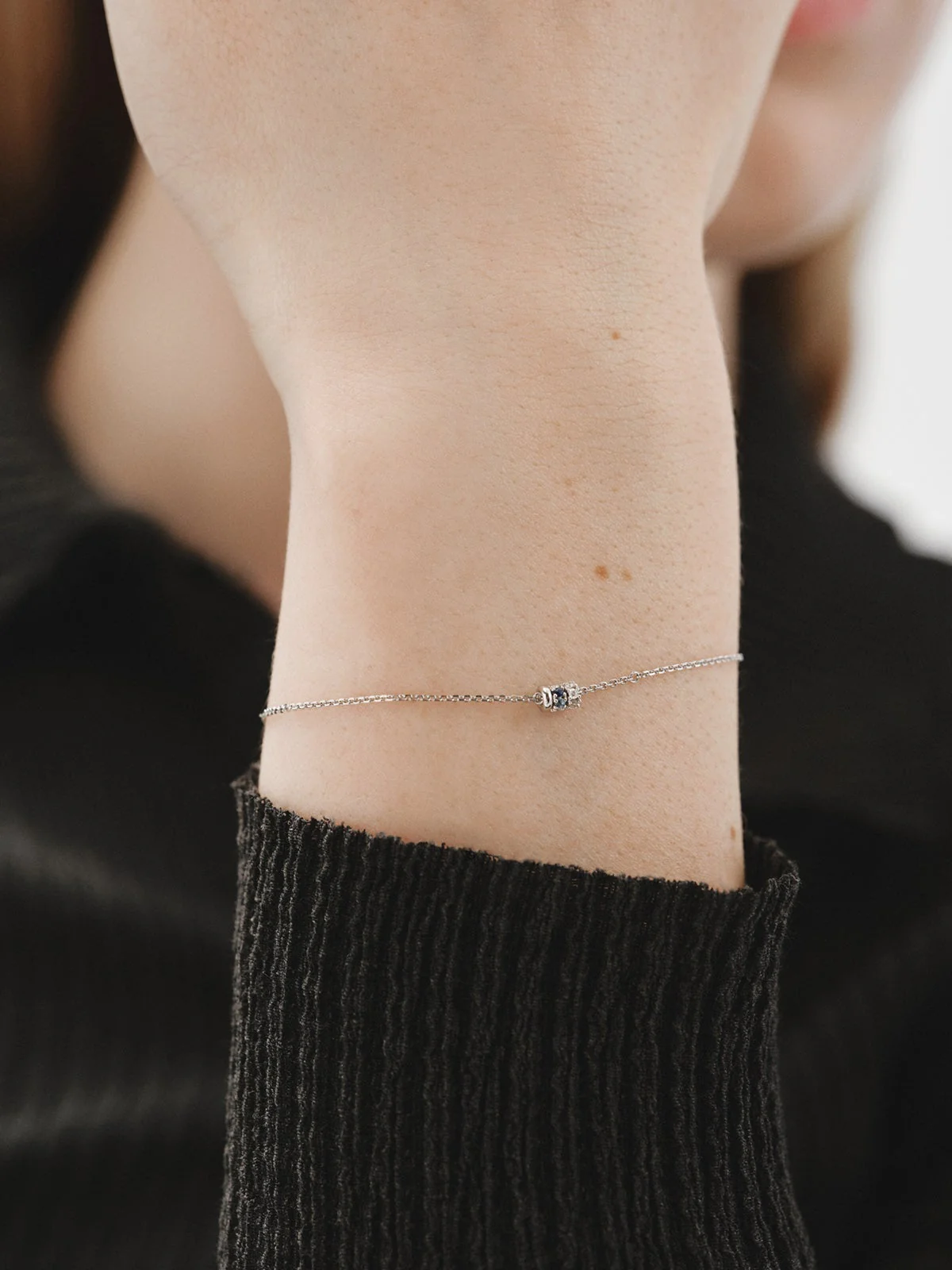 Pulsera de oro blanco de 9K con zafiros azules y diamantes - Image 2