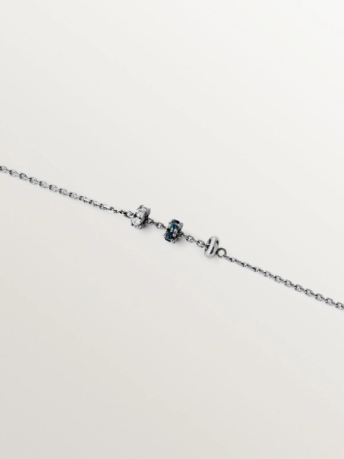 Pulsera de oro blanco de 9K con zafiros azules y diamantes - Image 3