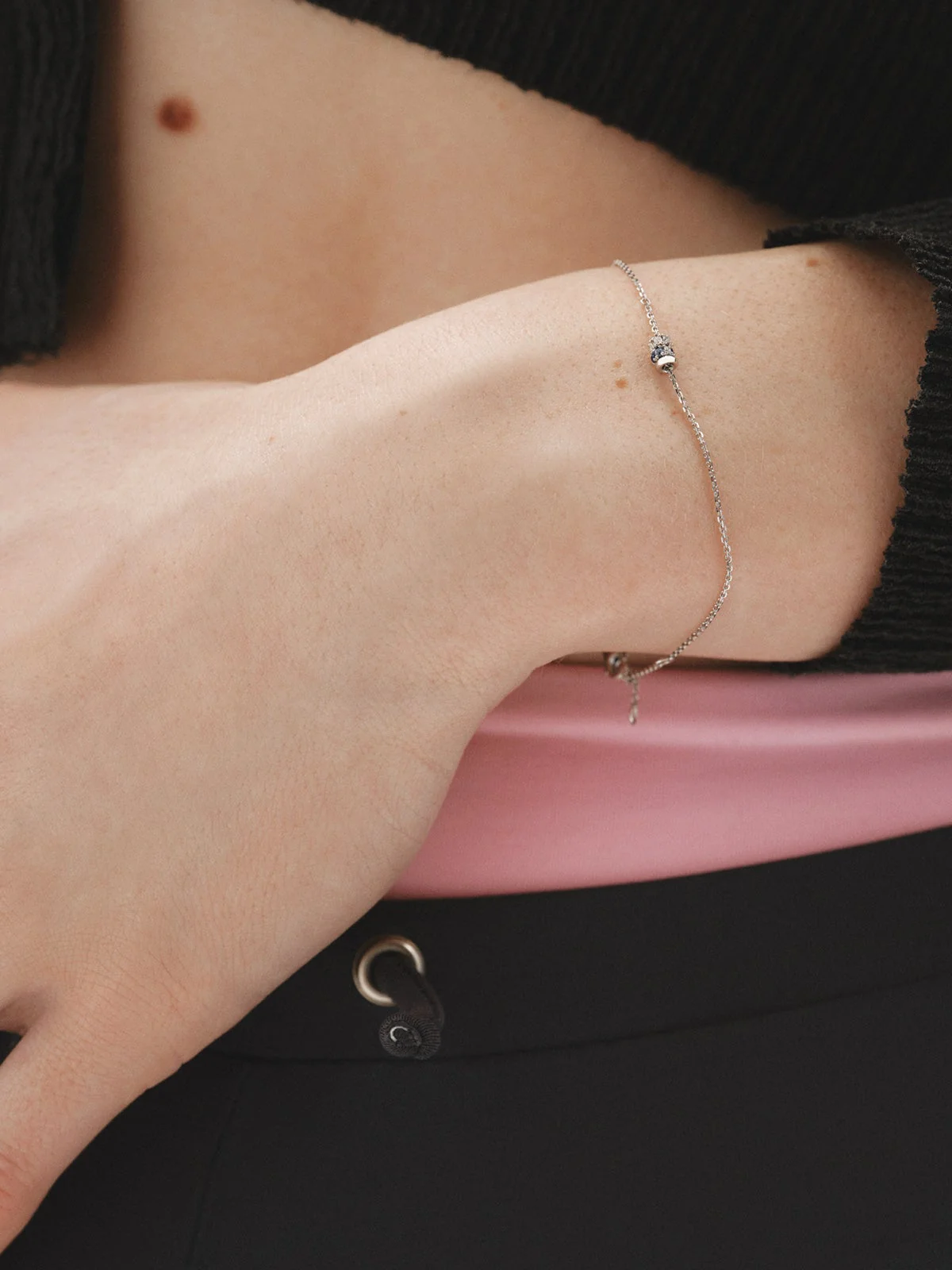 Pulsera de oro blanco de 9K con zafiros azules y diamantes - Image 4