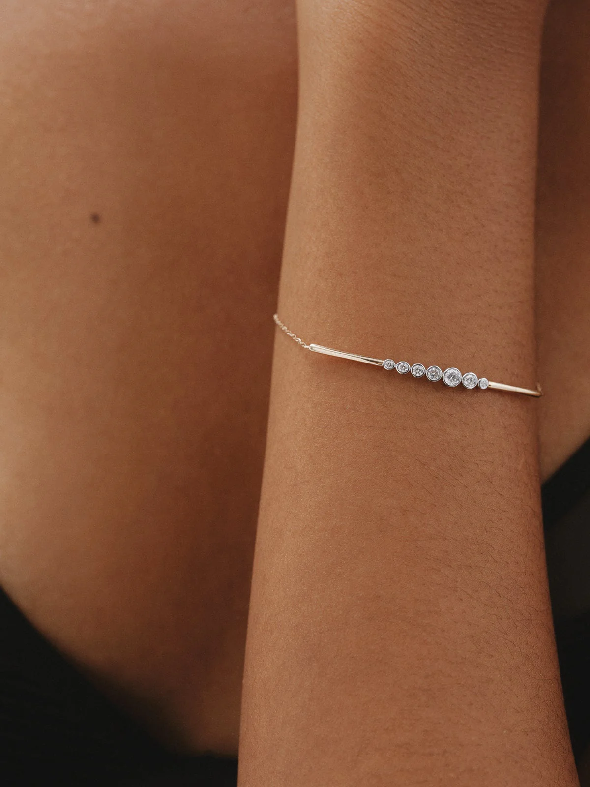 Pulsera de oro blanco y amarillo de 9K con diamantes - Image 2