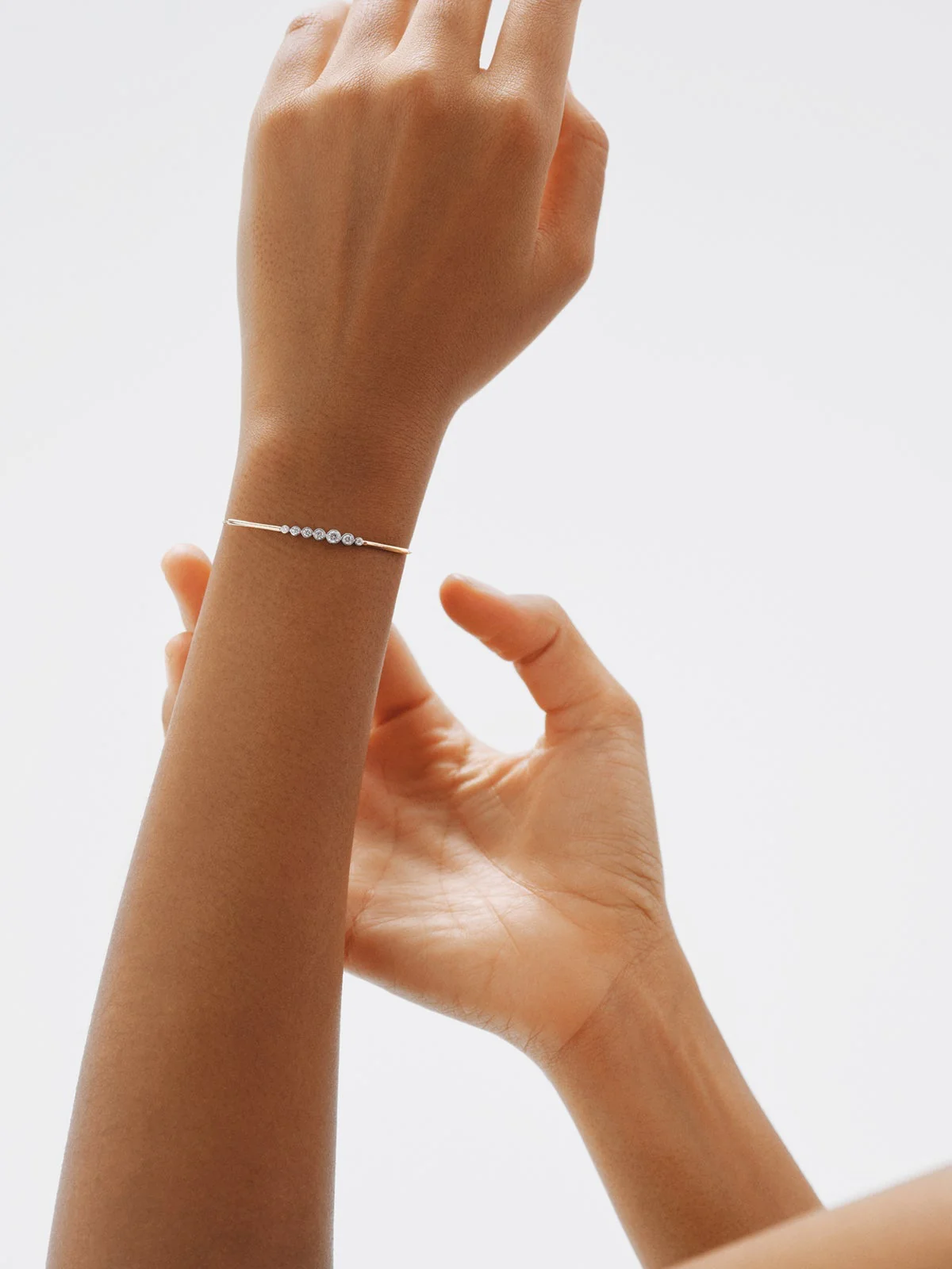 Pulsera de oro blanco y amarillo de 9K con diamantes - Image 4