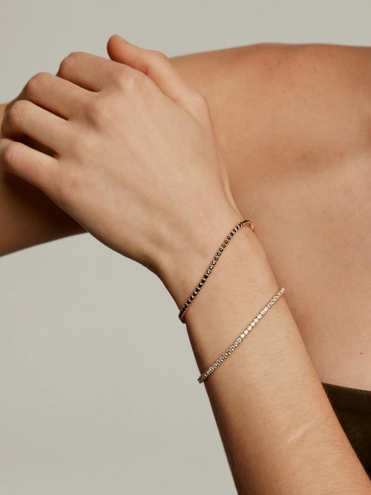 Pulsera de plata 925 bañada en oro amarillo de 18K con espinelas negras - Image 9