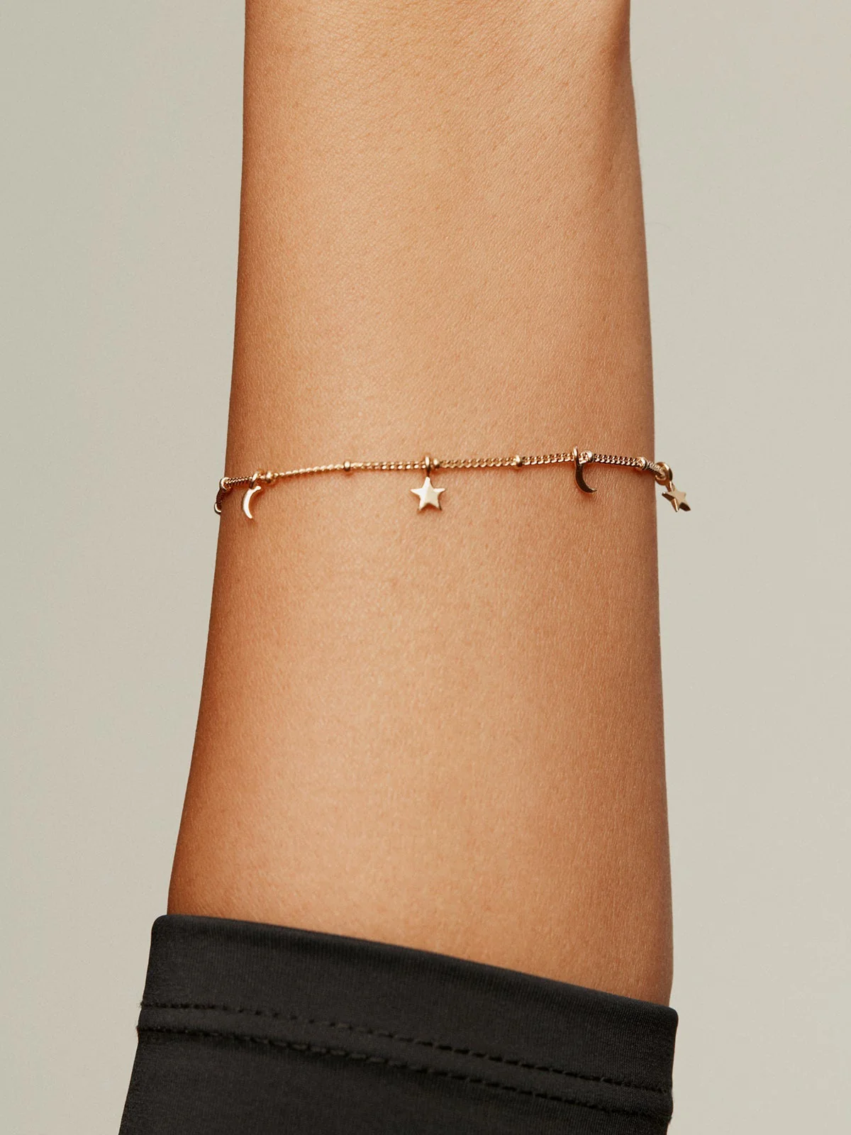 Pulsera de plata 925 bañada en oro amarillo de 18K con lunas y estrellas - Image 2