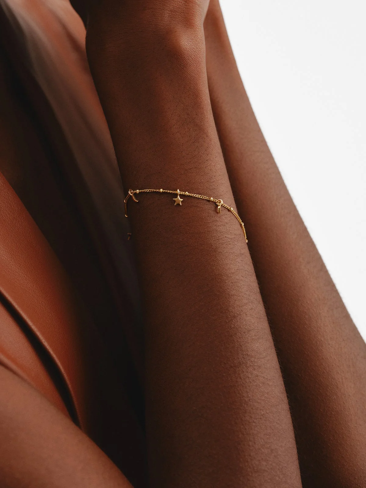 Pulsera de plata 925 bañada en oro amarillo de 18K con lunas y estrellas - Image 3