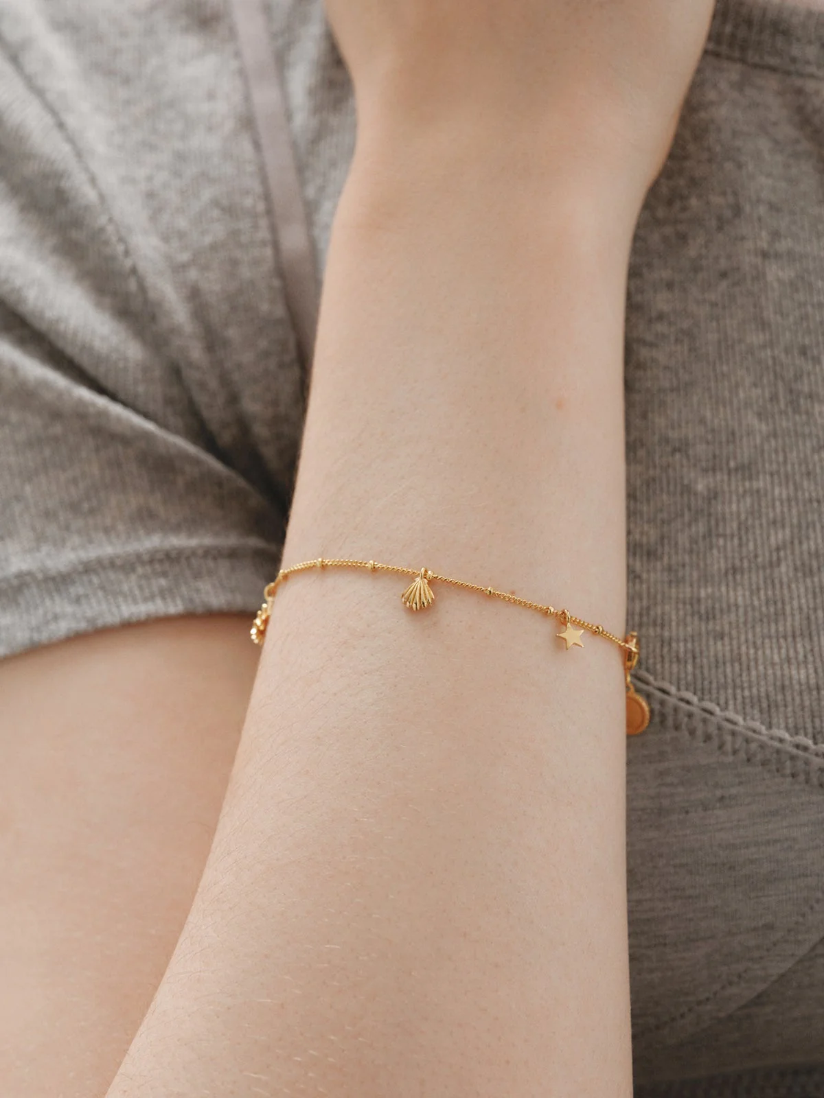 Pulsera de plata 925 bañada en oro amarillo de 18K con motivos de seta, cruz, ojo, concha y estrella - Image 2