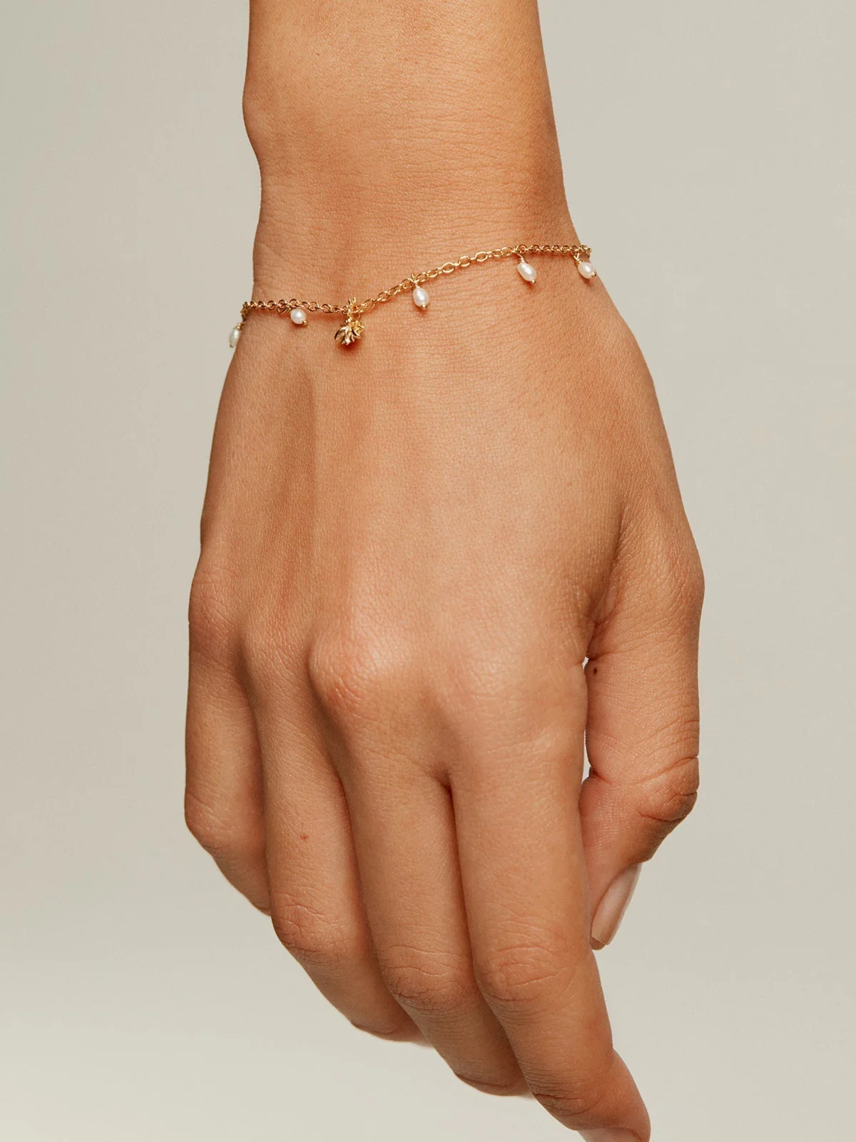 Pulsera de plata 925 bañada en oro amarillo de 18K con perlas de río y nenúfar - Image 2