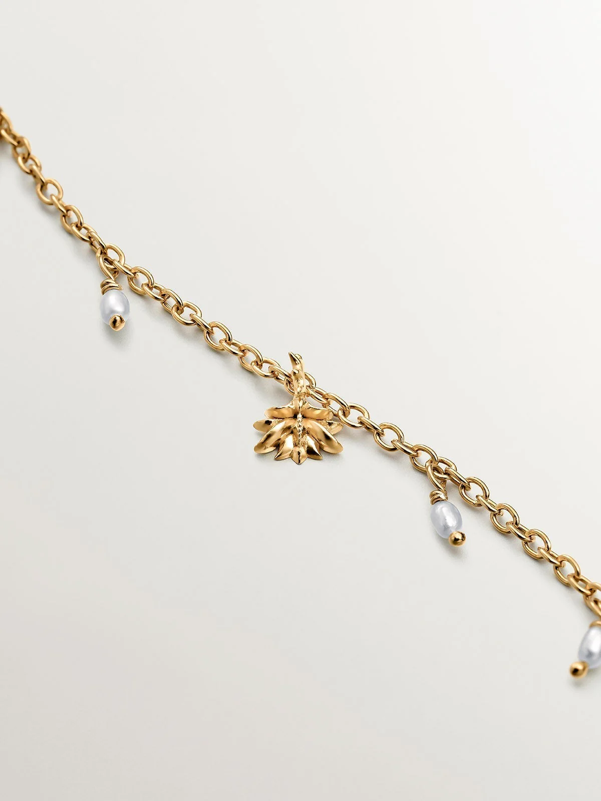 Pulsera de plata 925 bañada en oro amarillo de 18K con perlas de río y nenúfar - Image 3