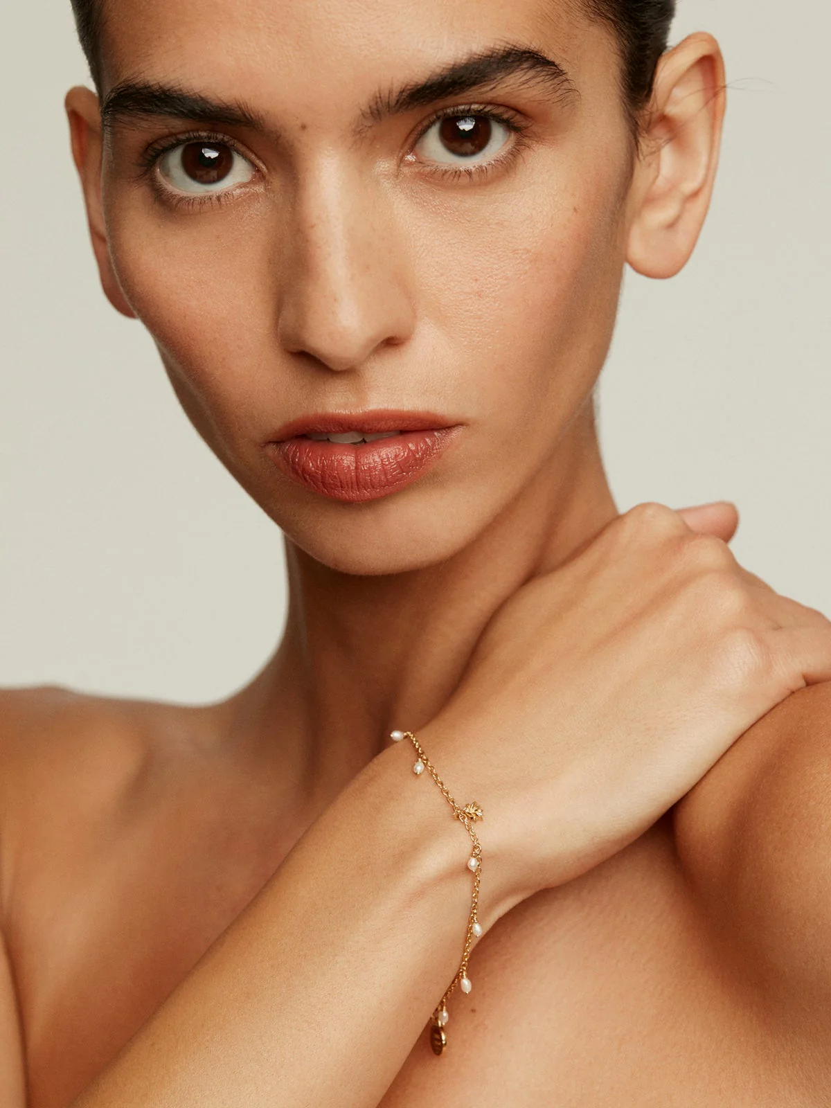 Pulsera de plata 925 bañada en oro amarillo de 18K con perlas de río y nenúfar - Image 4