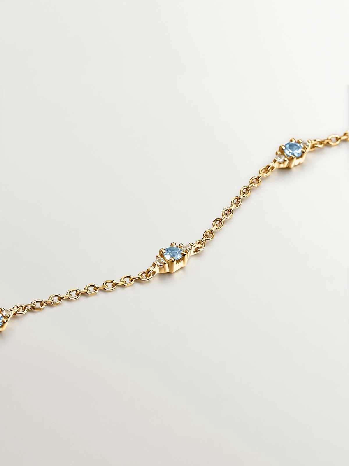 Pulsera de plata 925 bañada en oro amarillo de 18K con topacios azul swiss y blanco - Image 3