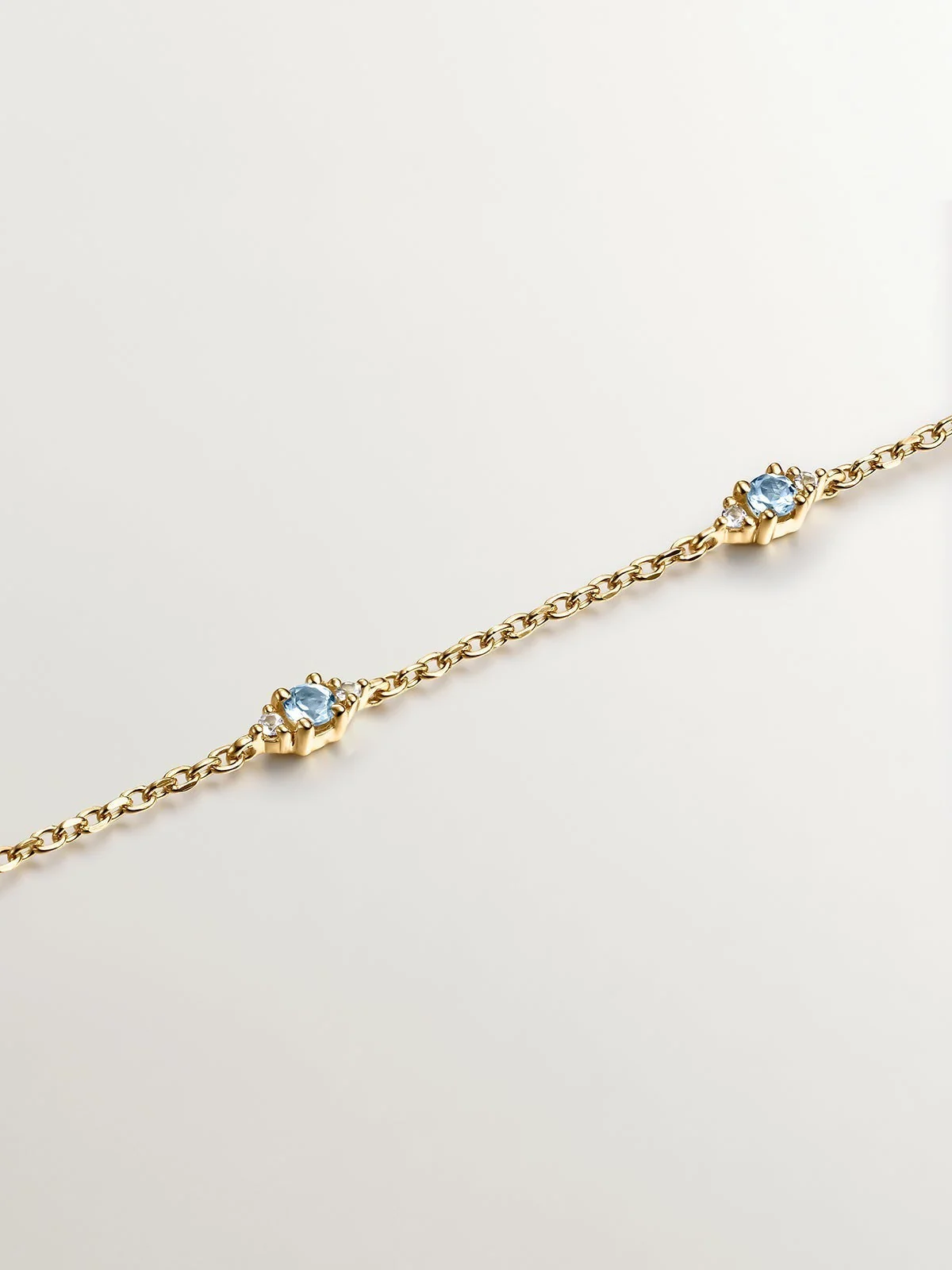 Pulsera de plata 925 bañada en oro amarillo de 18K con topacios azul swiss y blanco - Image 5