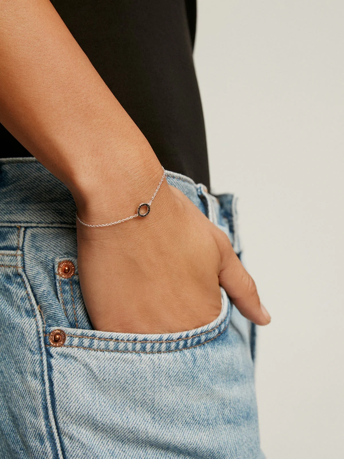 Pulsera de plata 925 con círculo de espinelas negras - Image 2