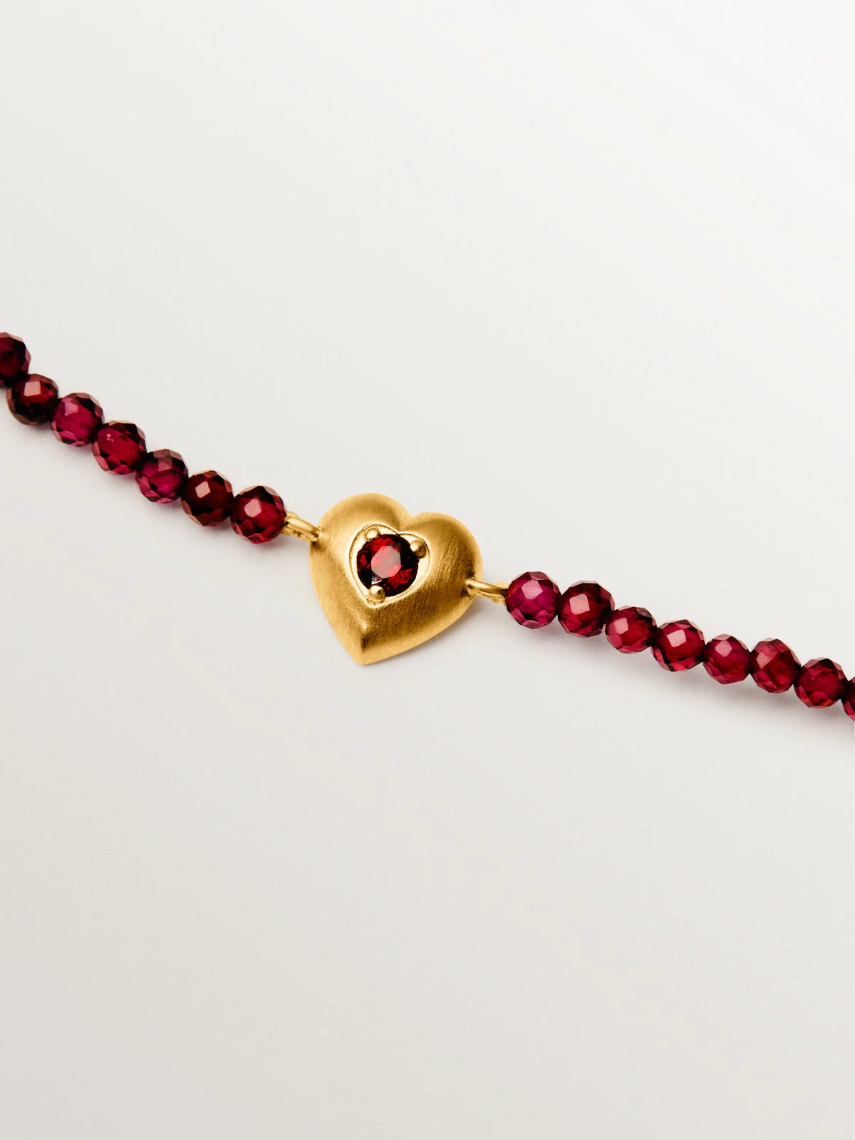 Pulsera de plata bañada en oro amarillo de 18K con cuentas de granates y forma de corazón - Image 3
