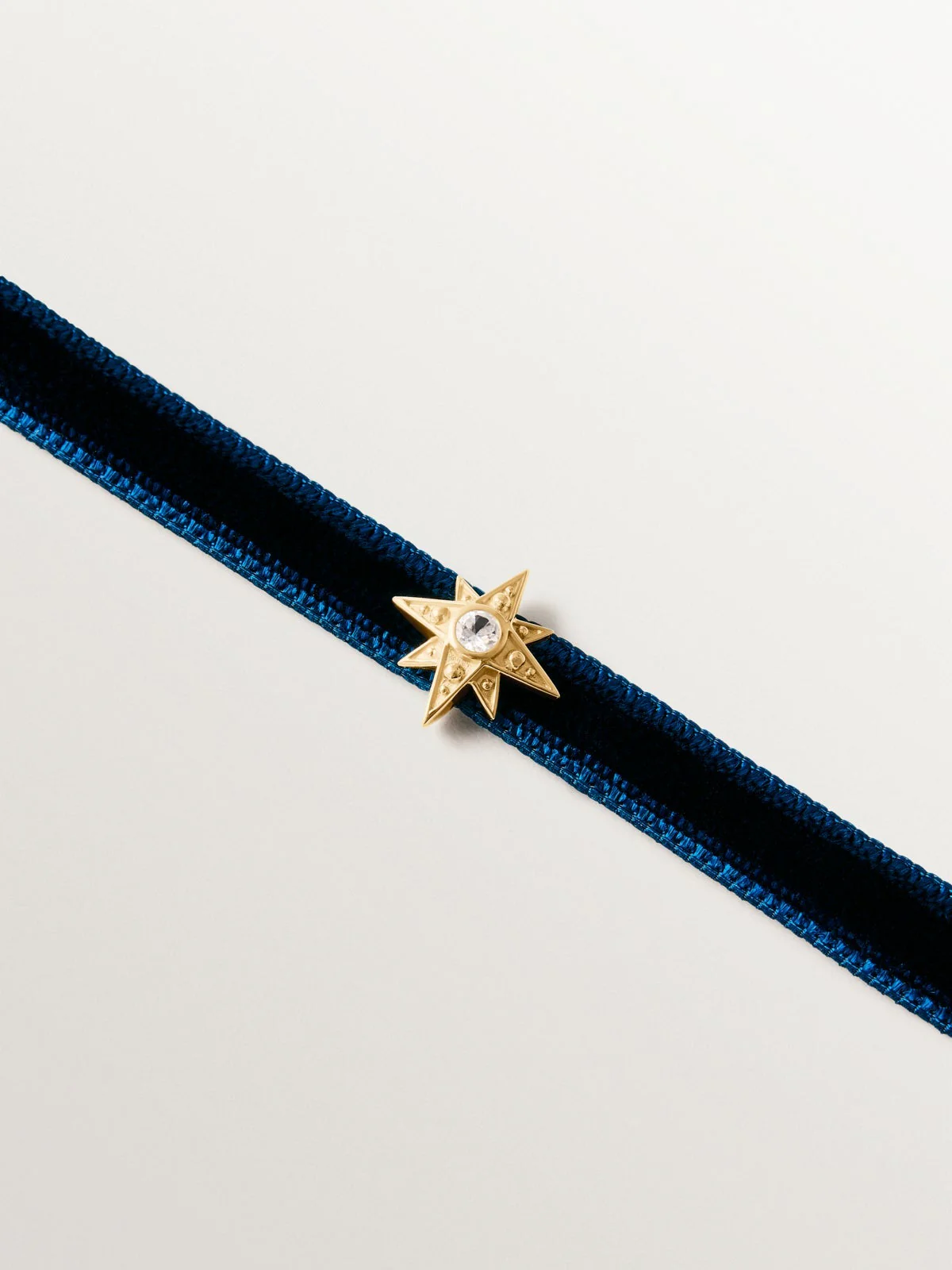 Pulsera de terciopelo con charm estrella de plata 925 bañada en oro amarillo de 18K con topacio blanco - Image 3