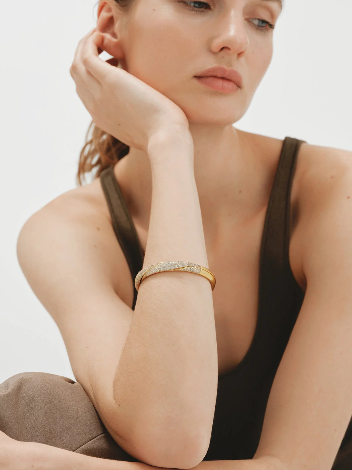 Pulsera gimmel bañada en oro amarillo con pavé de cristales - Image 3