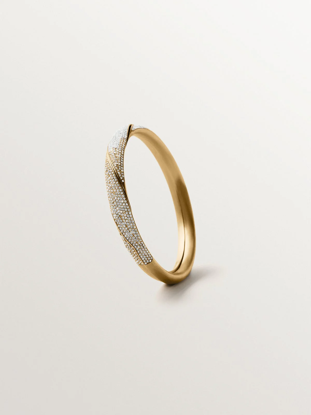 Pulsera gimmel bañada en oro amarillo con pavé de cristales - Image 4